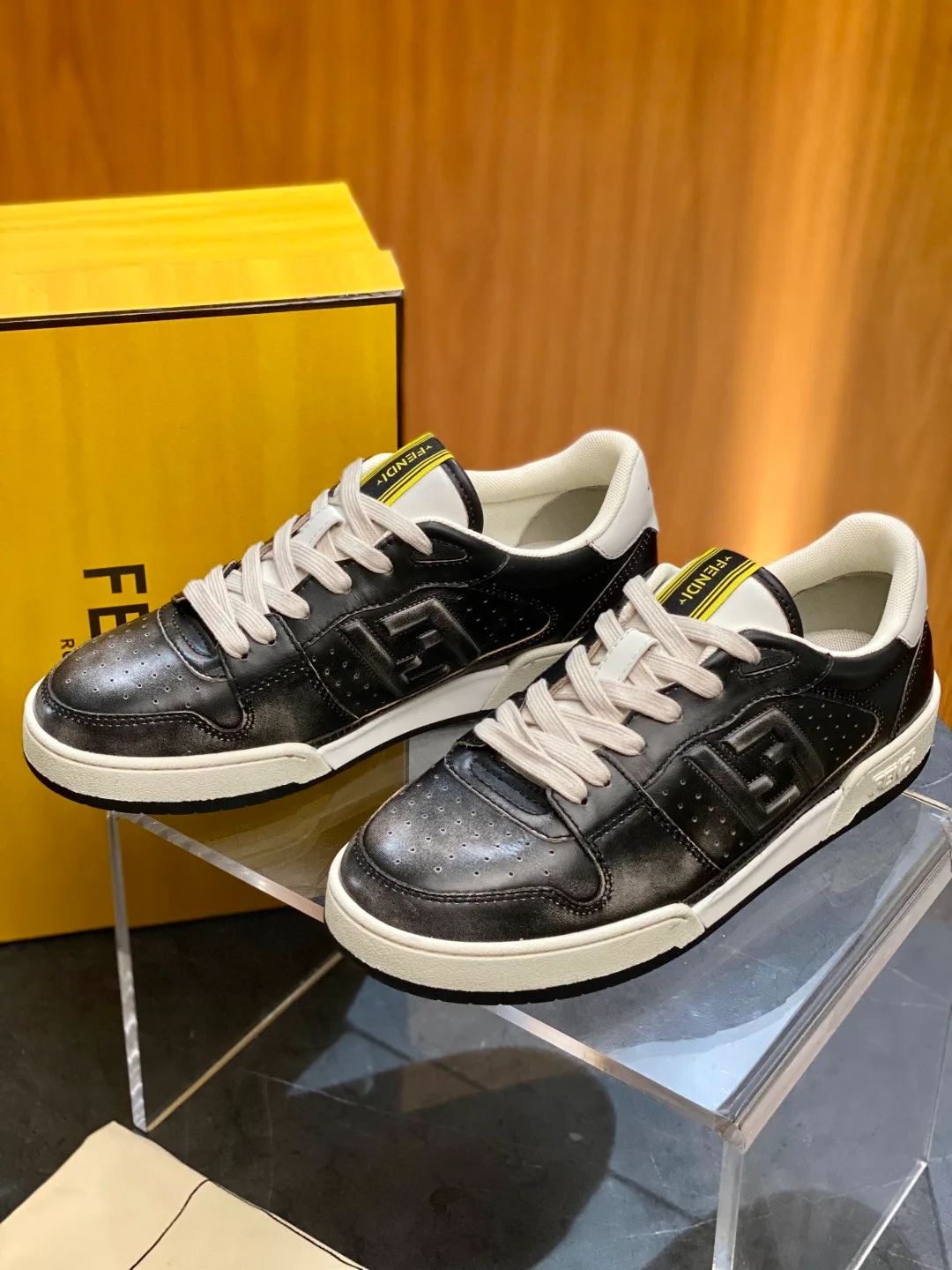 Кроссовки Женские Fendi 18119370