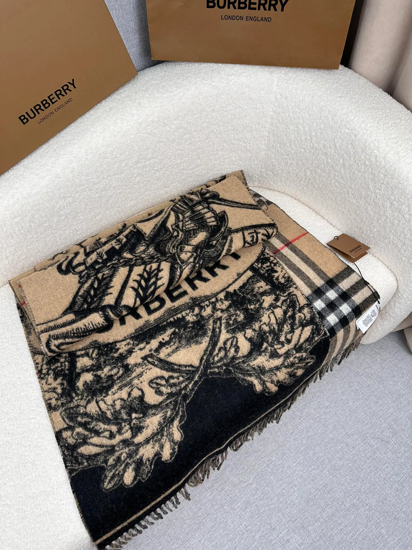 Шарфы Burberry 18675474