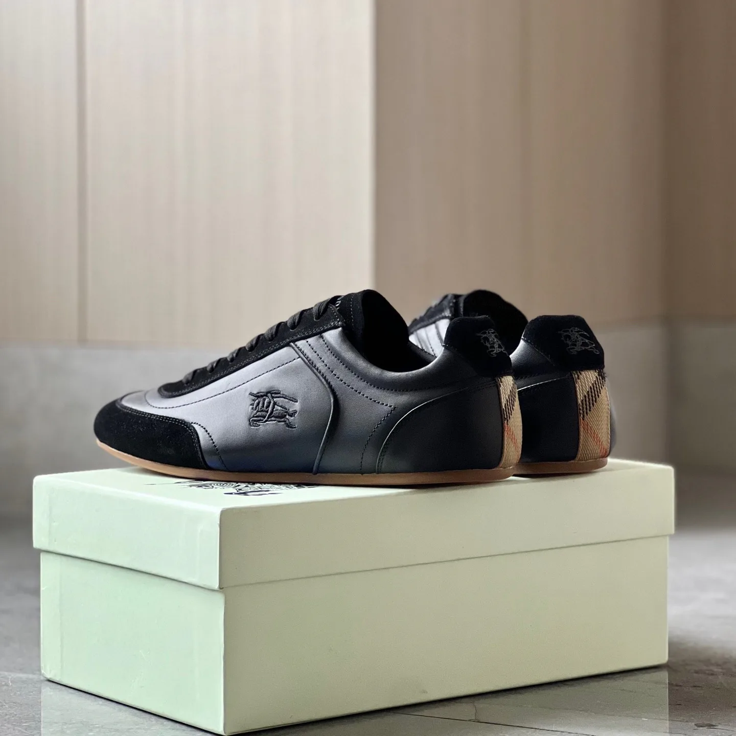 Кроссовки Женские Burberry 18589203