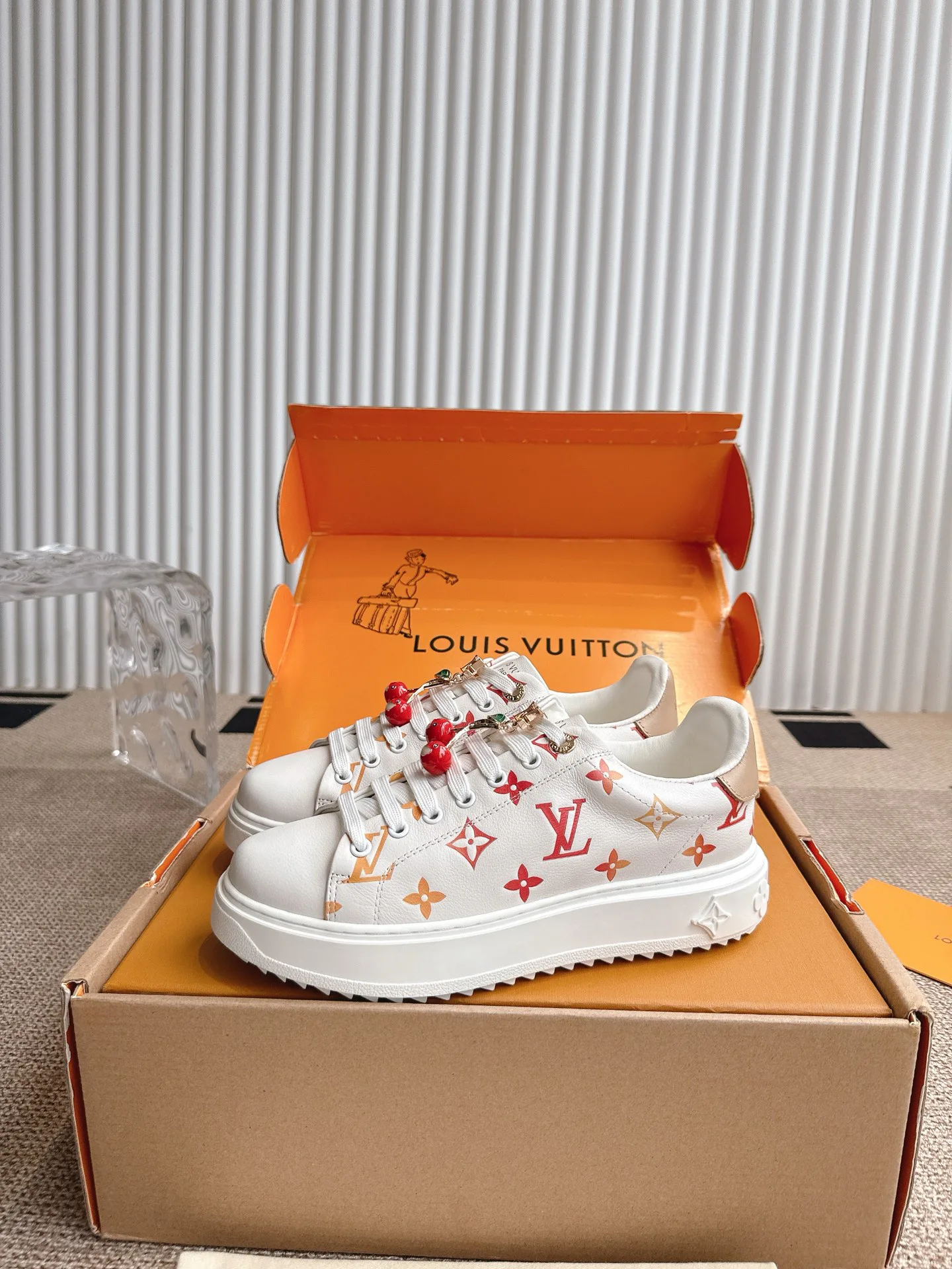Кроссовки Женские Louis Vuitton 18857110
