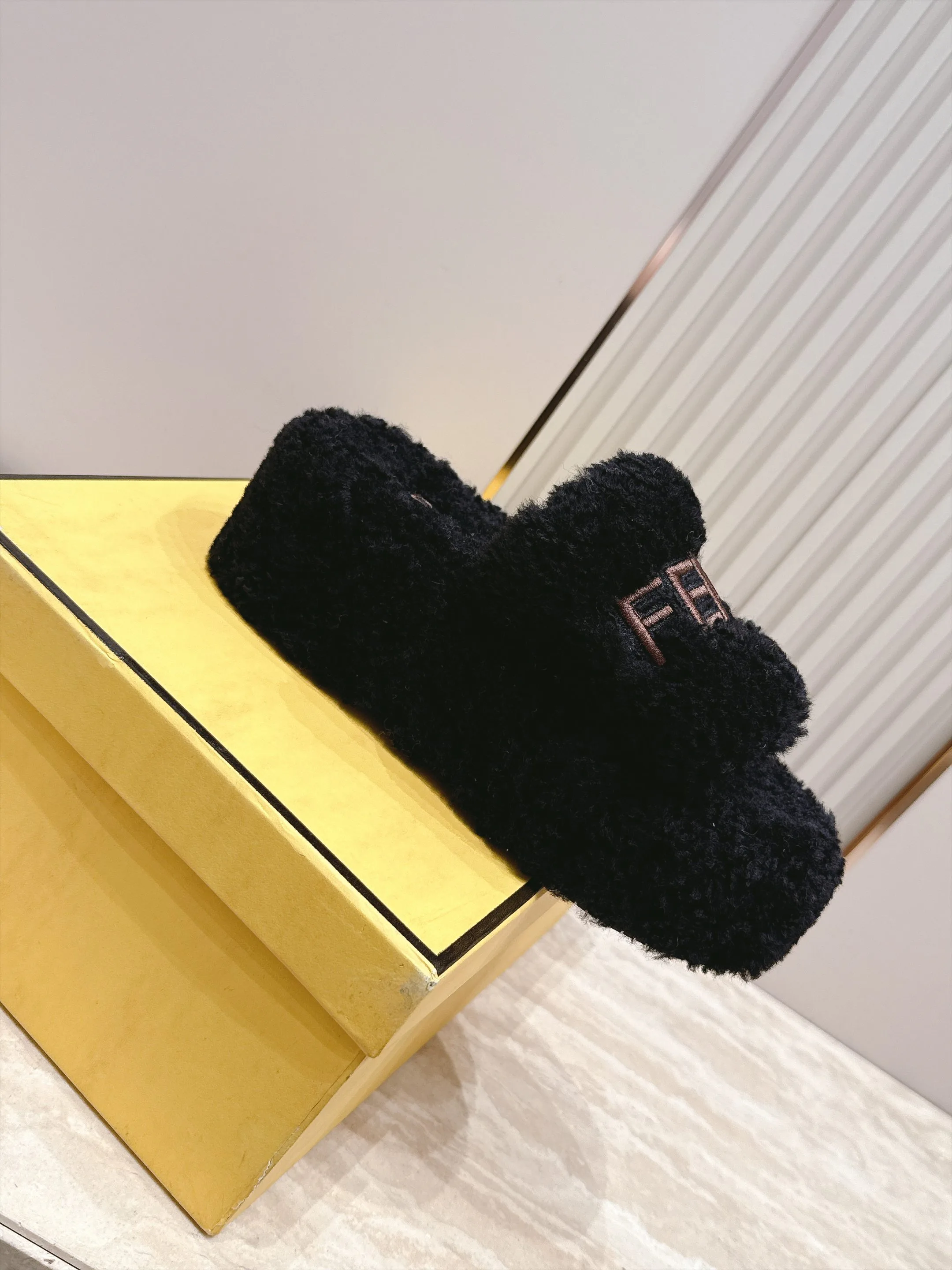 Тапочки Женские Fendi 18737611