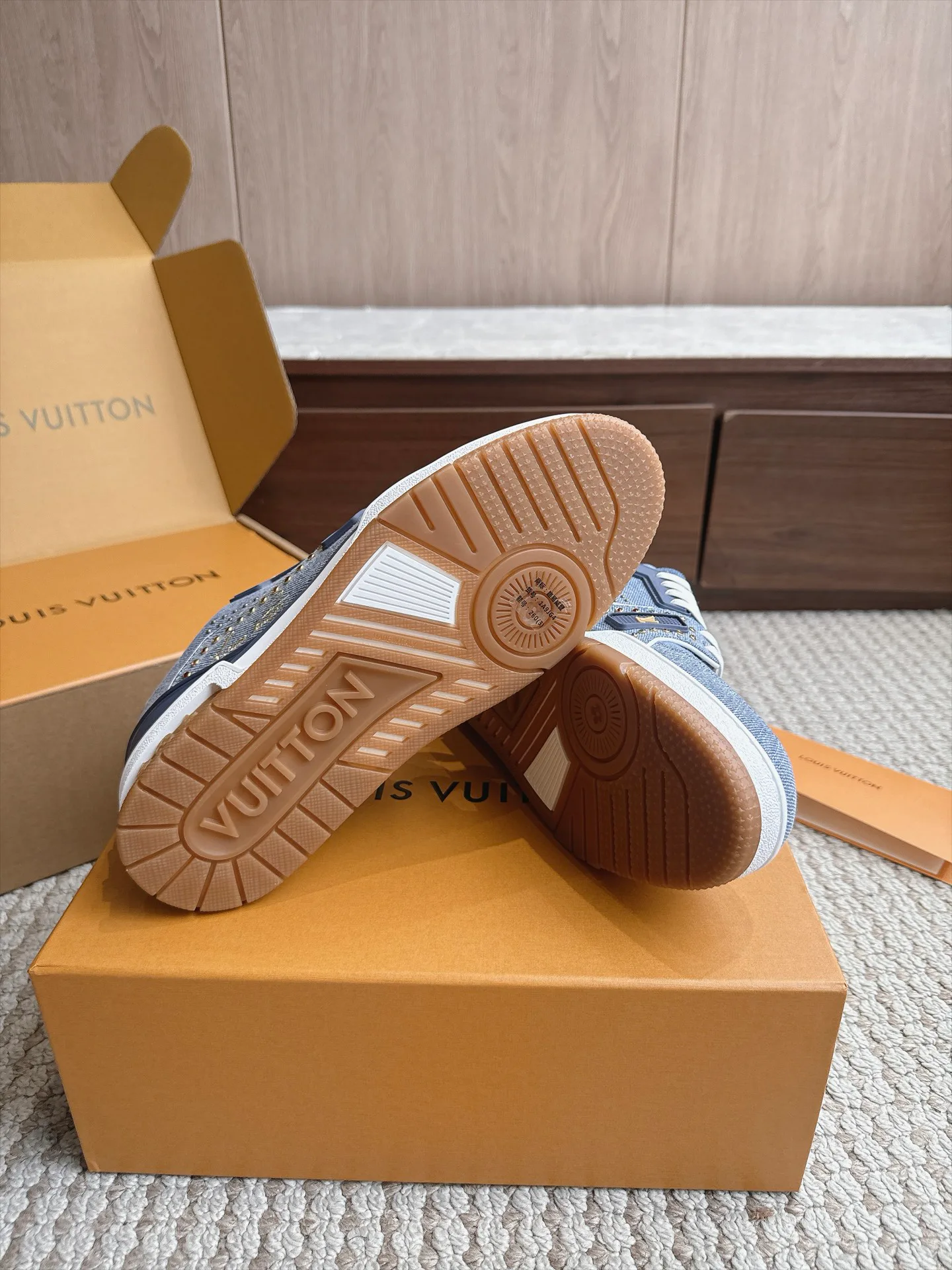 Кроссовки Женские Louis Vuitton 18039309