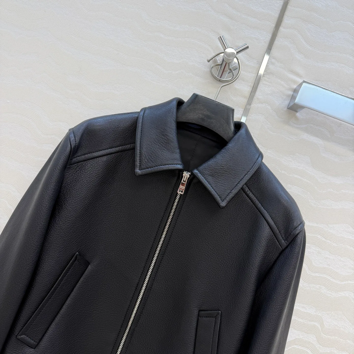 Кожаные Куртки И Дублёнки Женские Prada 18601537