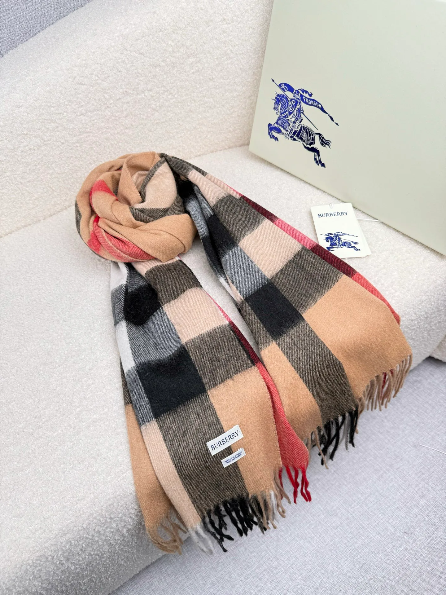 Шарфы Burberry 18675480