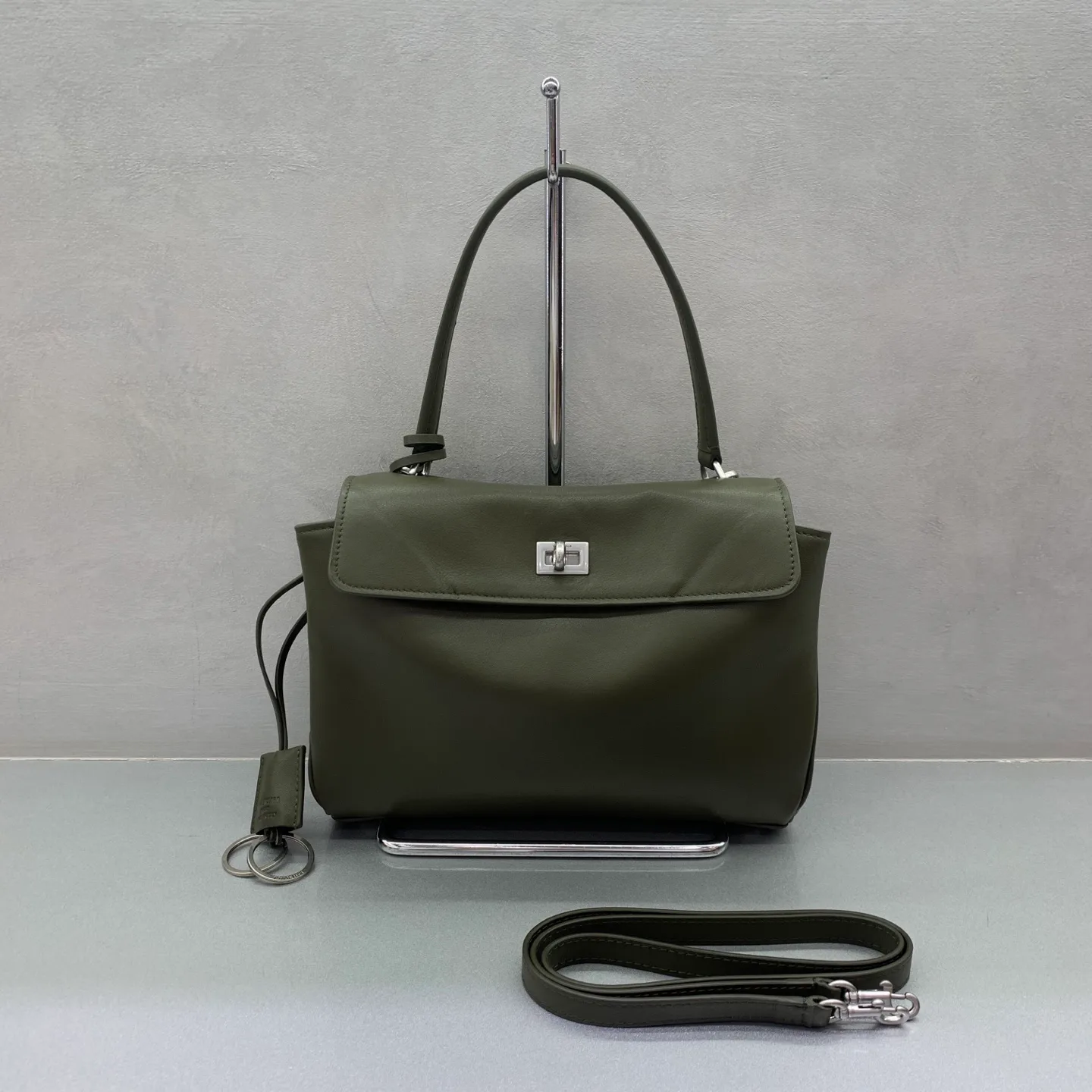Классические Сумки Женские Balenciaga 18136512
