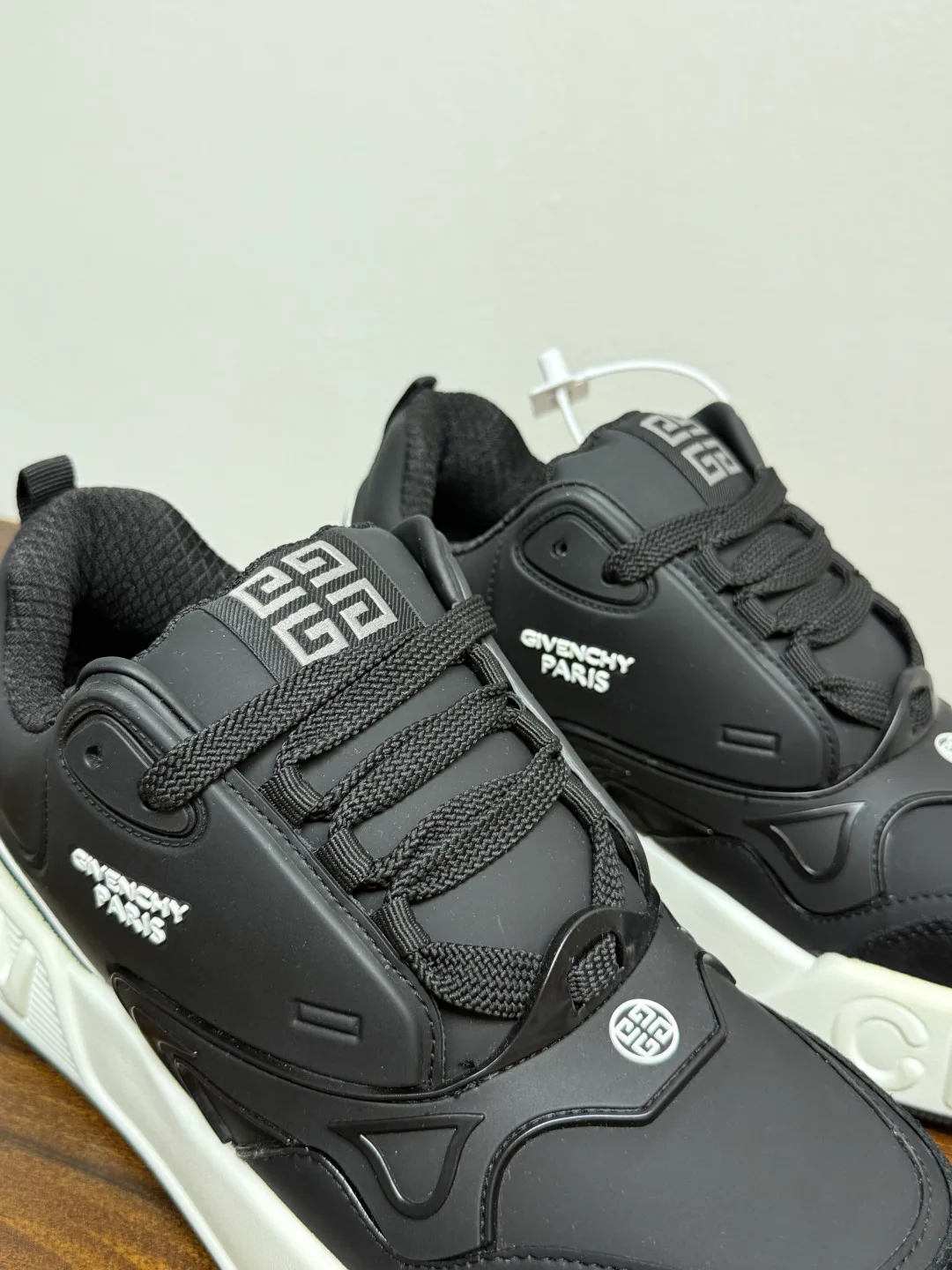 Кроссовки Женские Givenchy 18943106