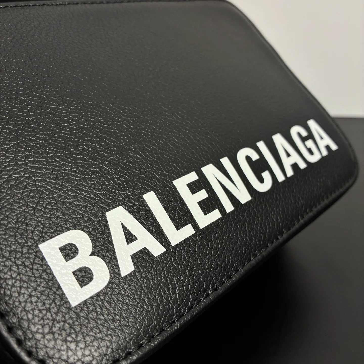 Сумки На Ремне Женские Balenciaga 18136517