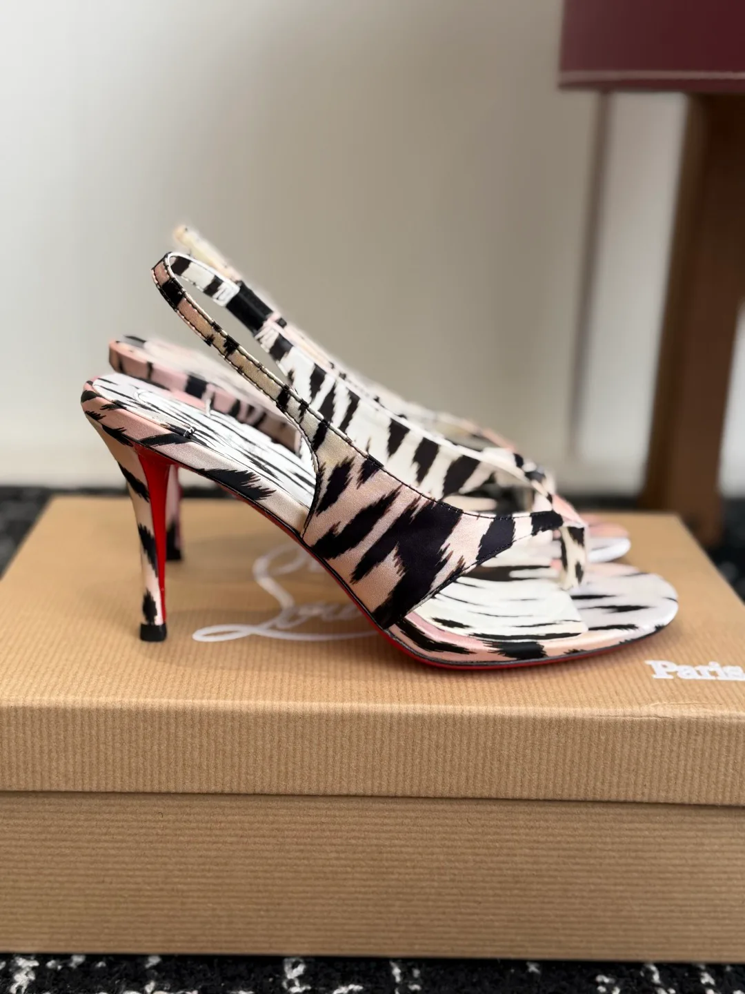 Босоножки Женские Christian Louboutin 18843459