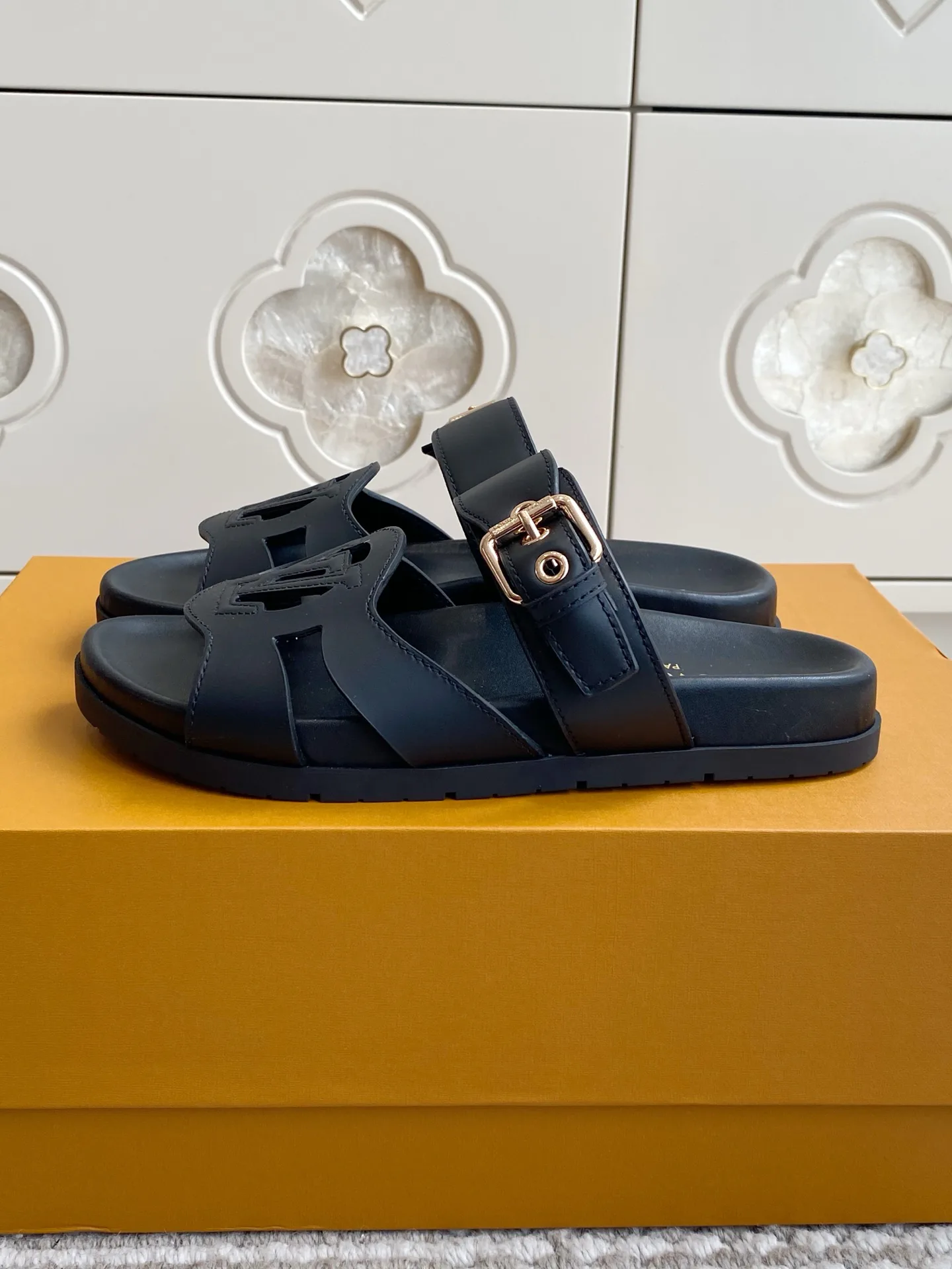 Шлепанцы Женские Louis Vuitton 17572158