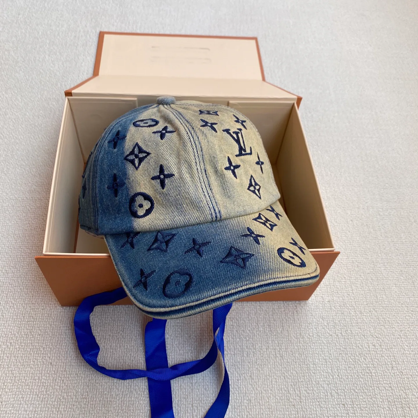 Головные Уборы Louis Vuitton 13302299