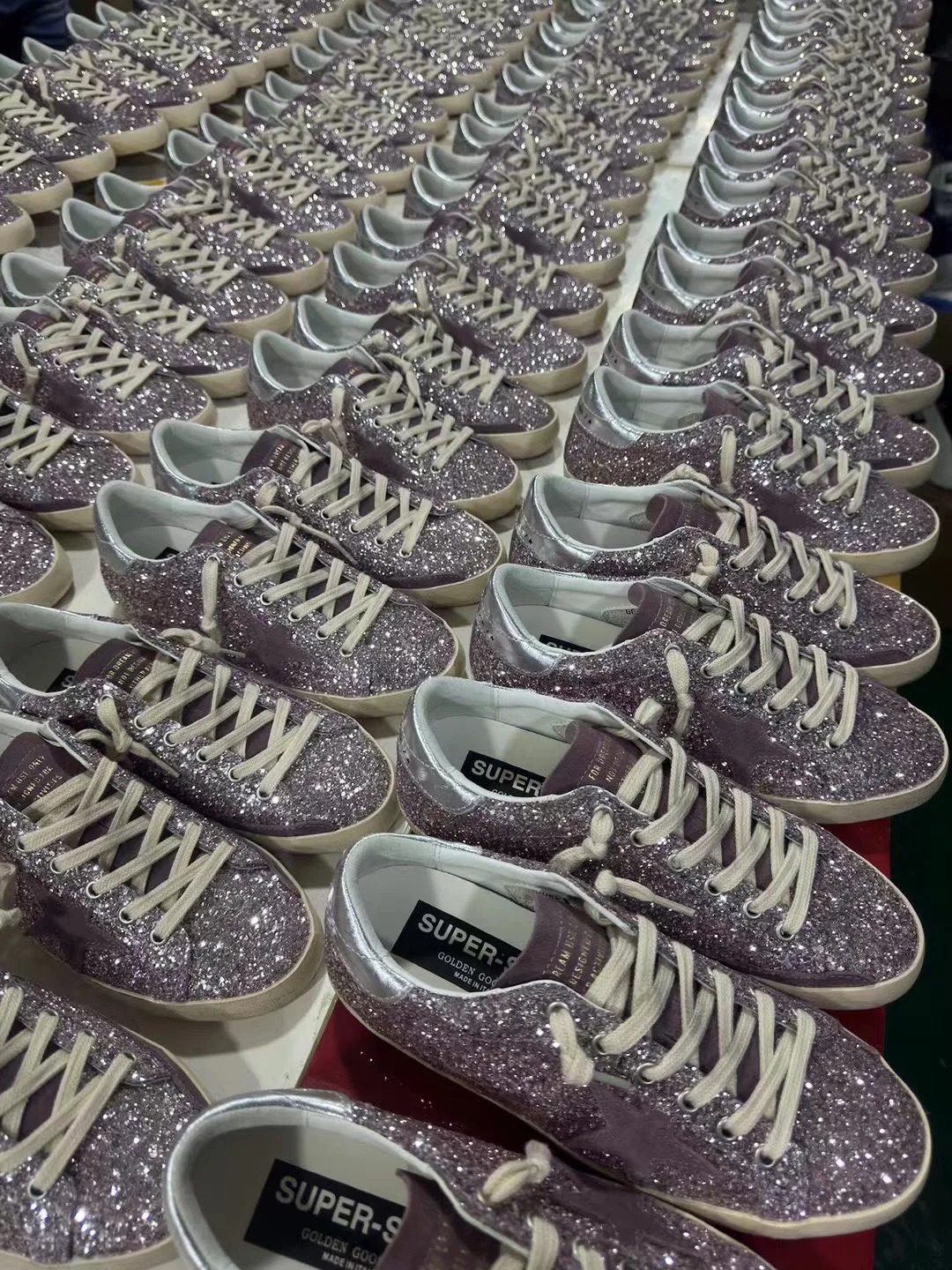 Кроссовки Женские Golden Goose 18265592