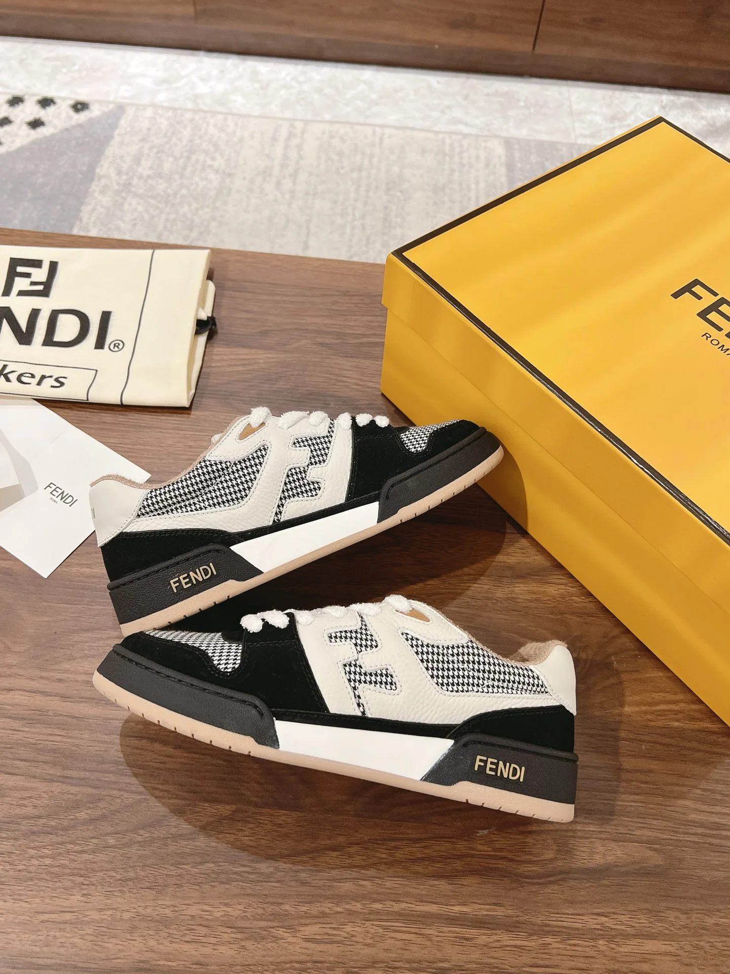 Кроссовки Женские Fendi 18219592