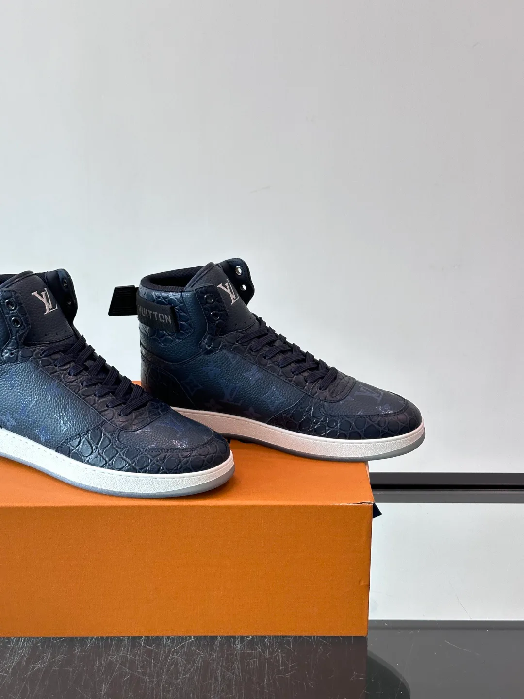 Кроссовки Мужские Louis Vuitton 18400603