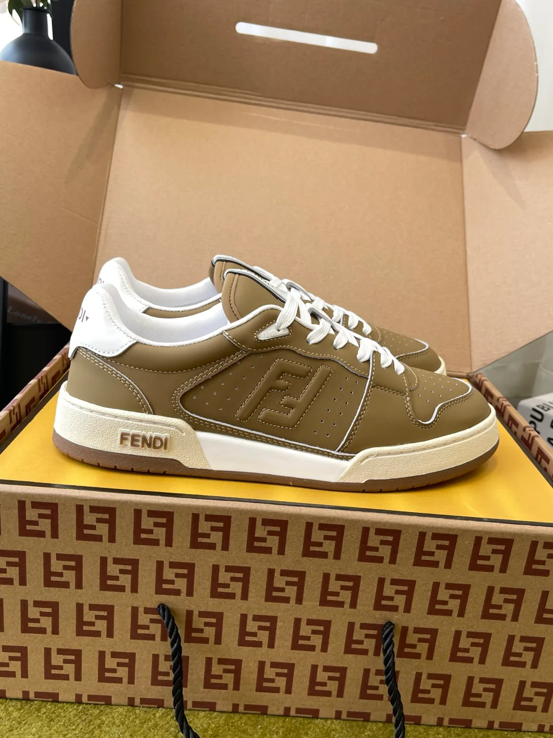 Кроссовки Женские Fendi 18737575