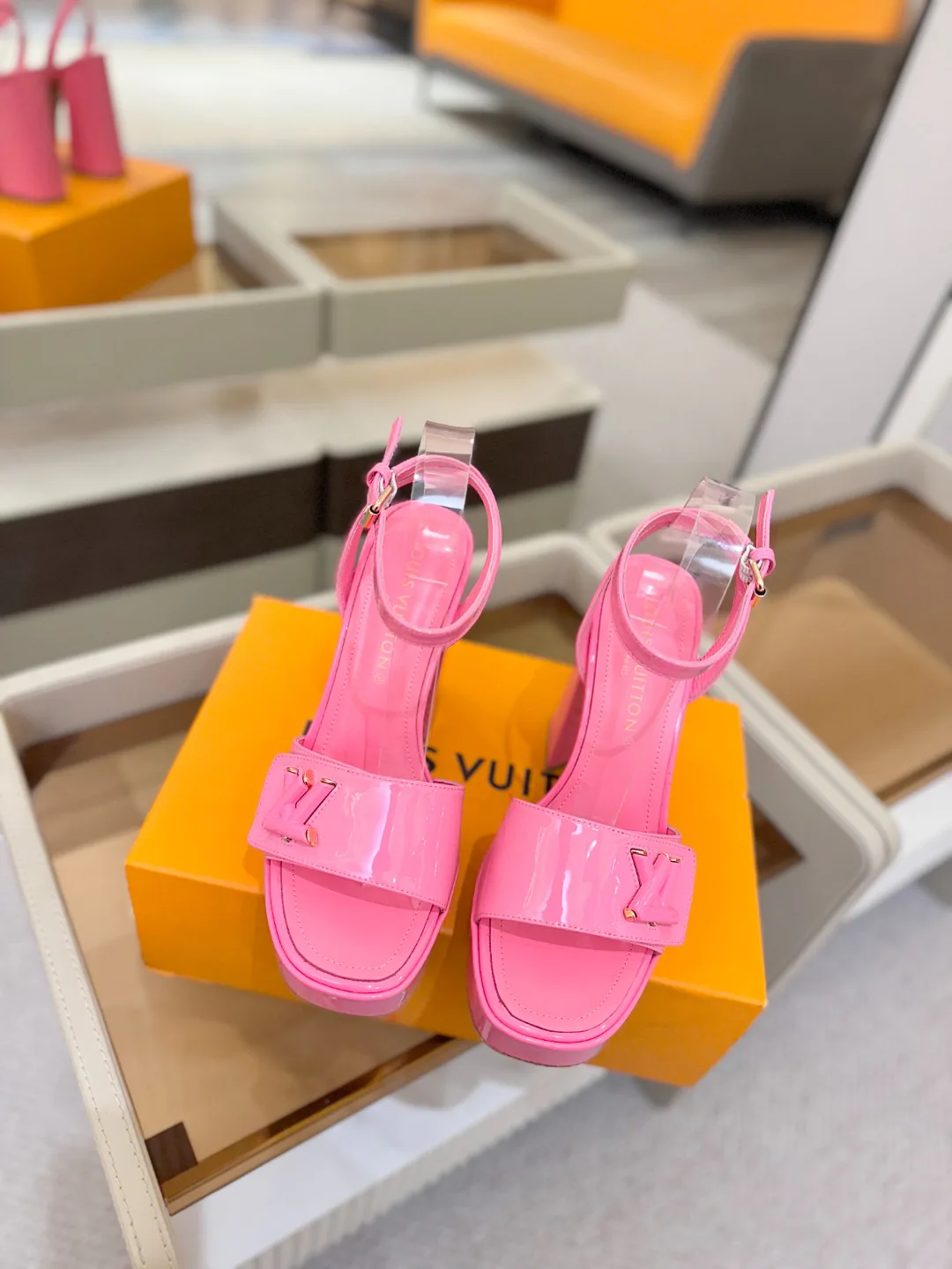 Босоножки Женские Louis Vuitton 17946859