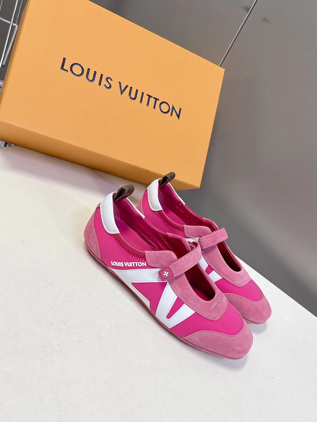 Кроссовки Женские Louis Vuitton 11055225