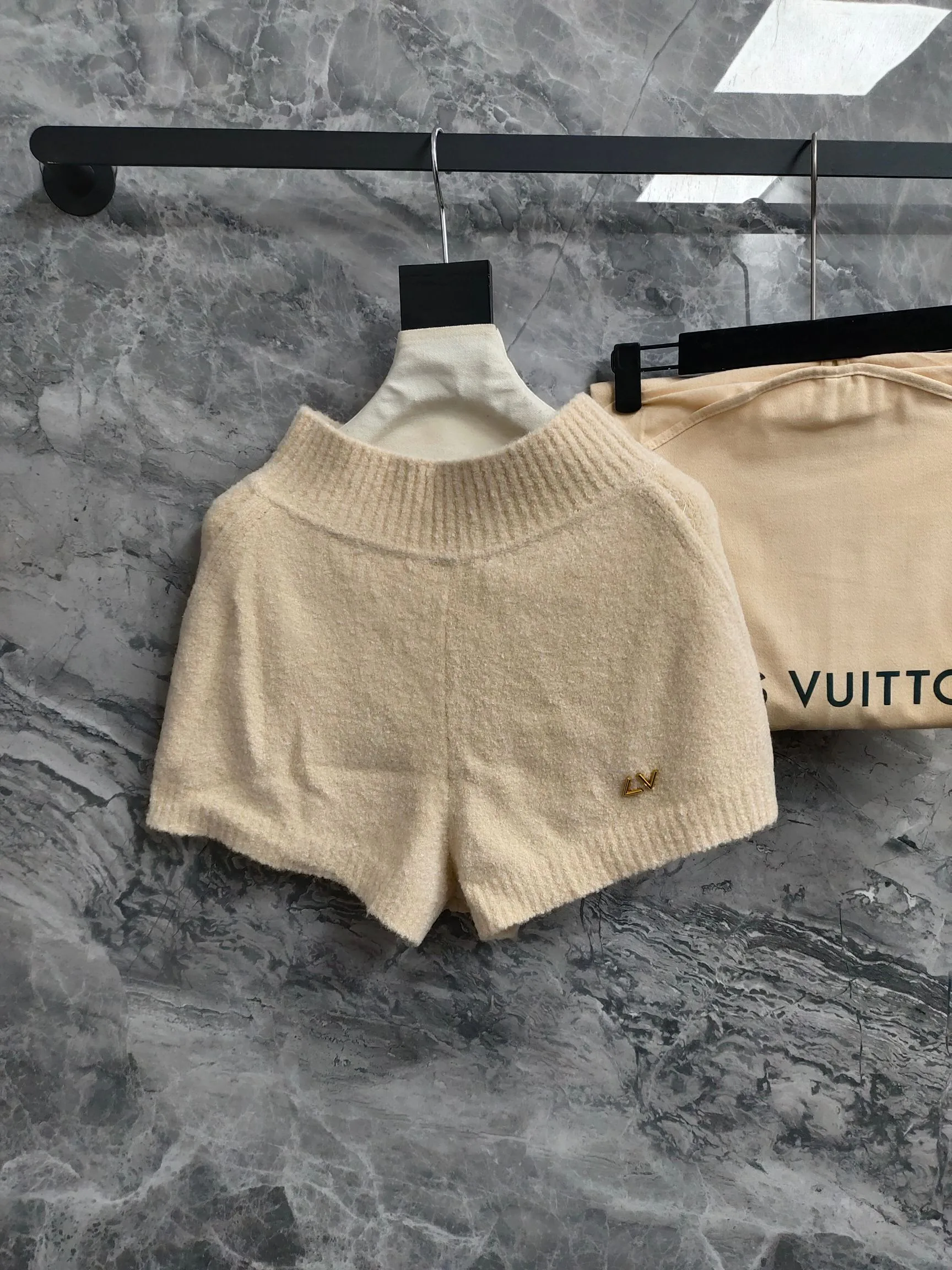 Шорты Женские Louis Vuitton 6881615