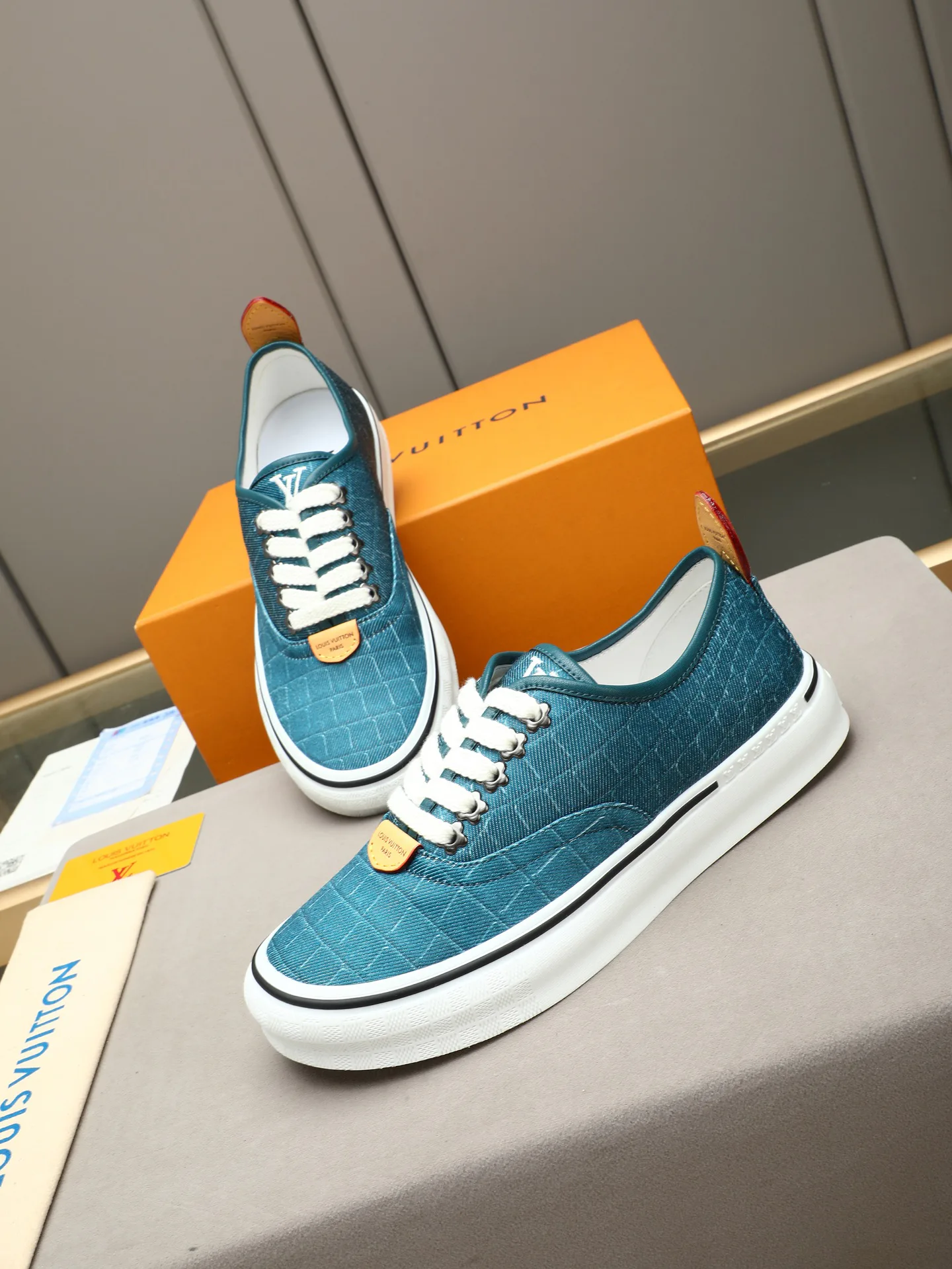 Кроссовки Женские Louis Vuitton 17947262