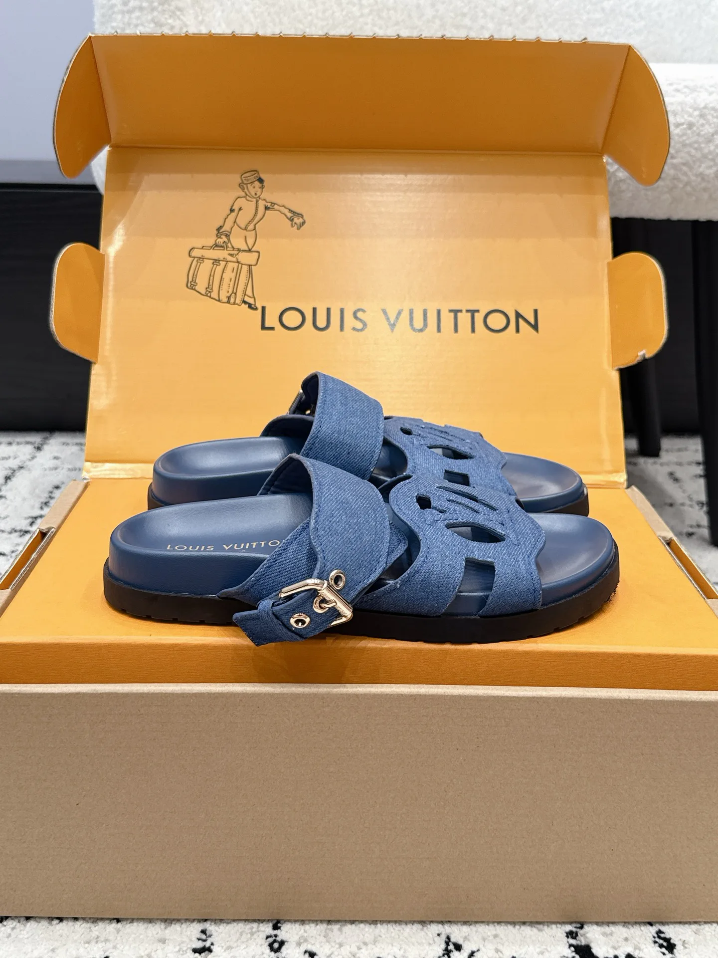 Шлепанцы Женские Louis Vuitton 17522792