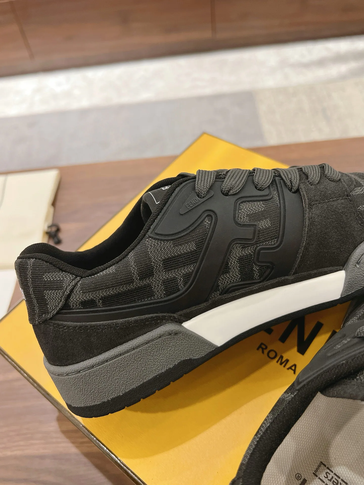 Кроссовки Женские Fendi 18219608