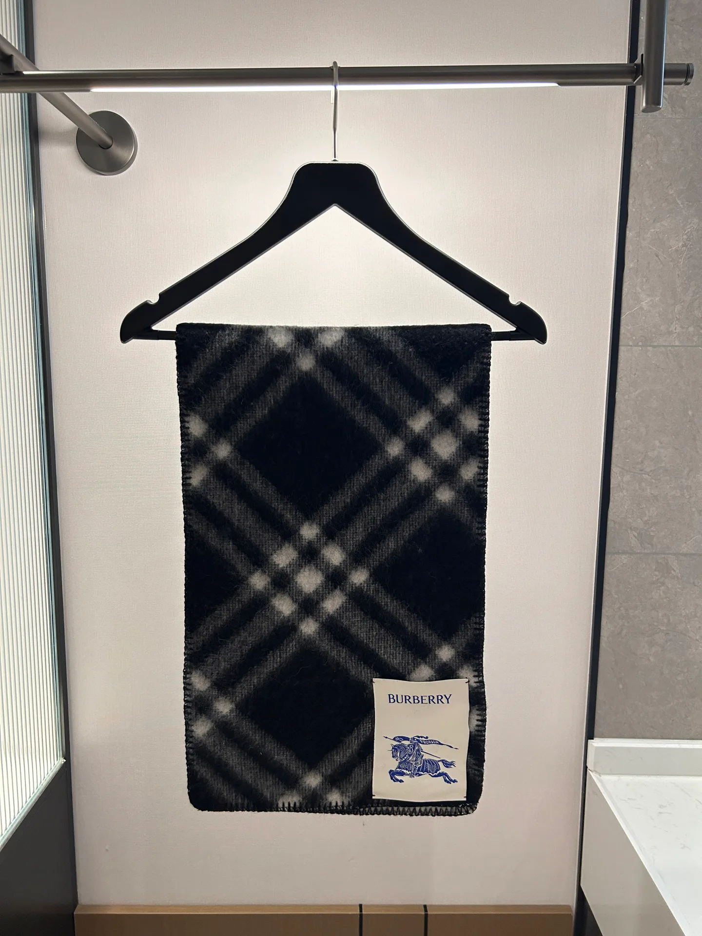 Шарфы Burberry 18507370