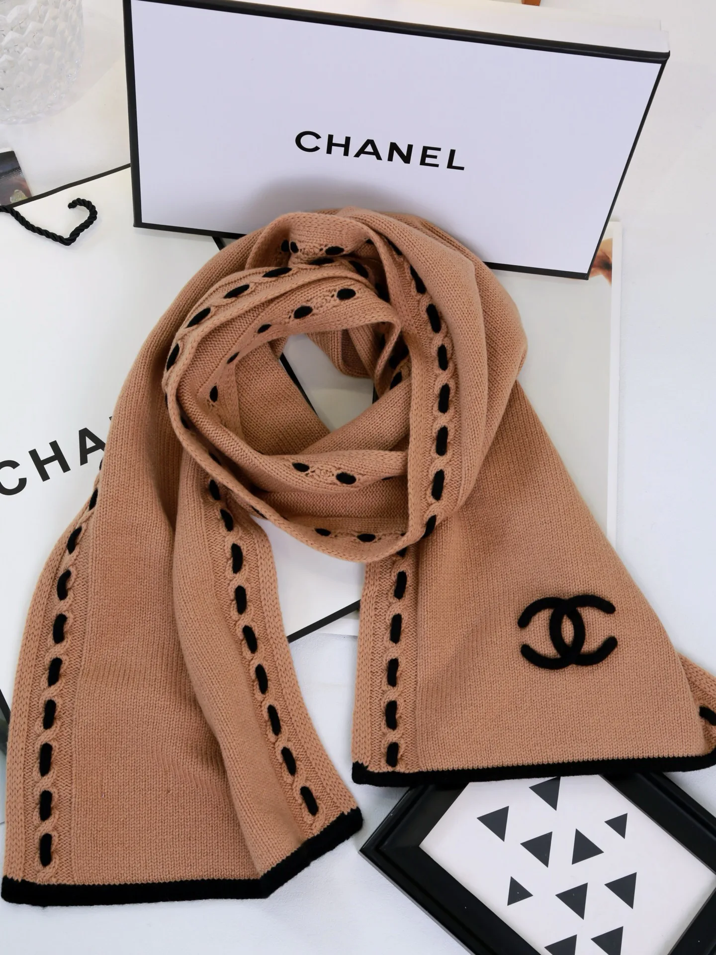Головные Уборы Chanel 18427045