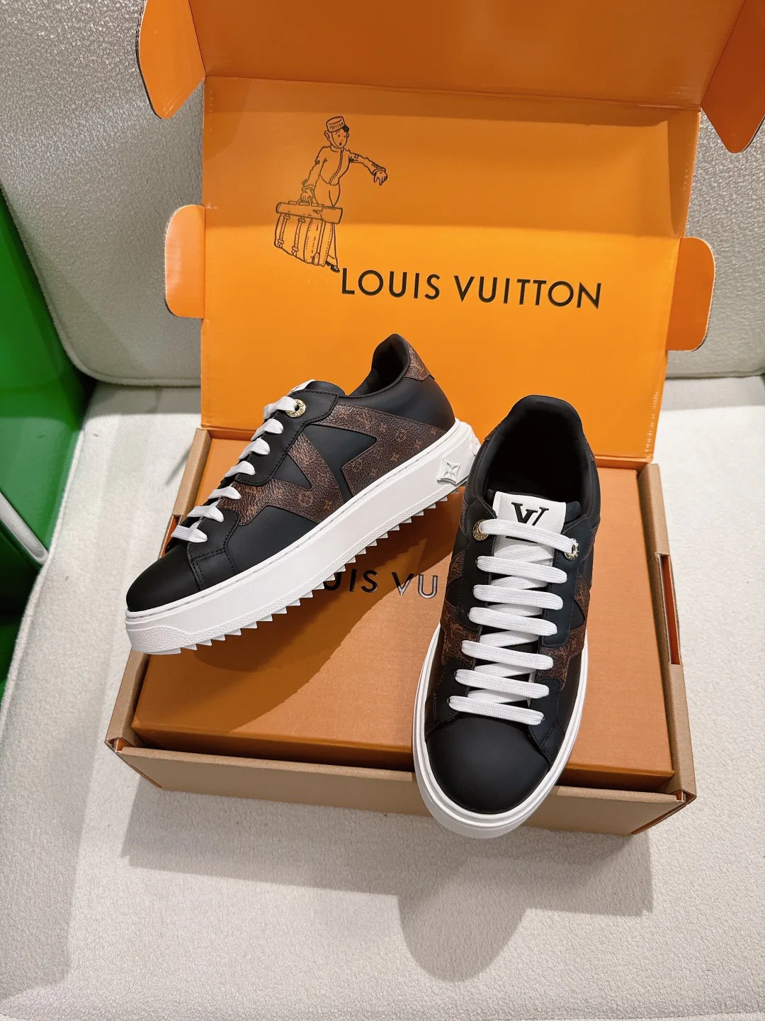 Кроссовки Женские Louis Vuitton 18677721