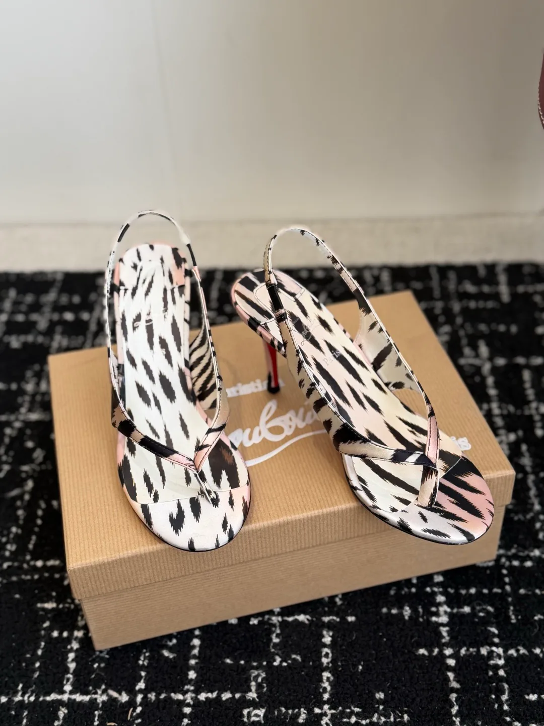 Босоножки Женские Christian Louboutin 18843459