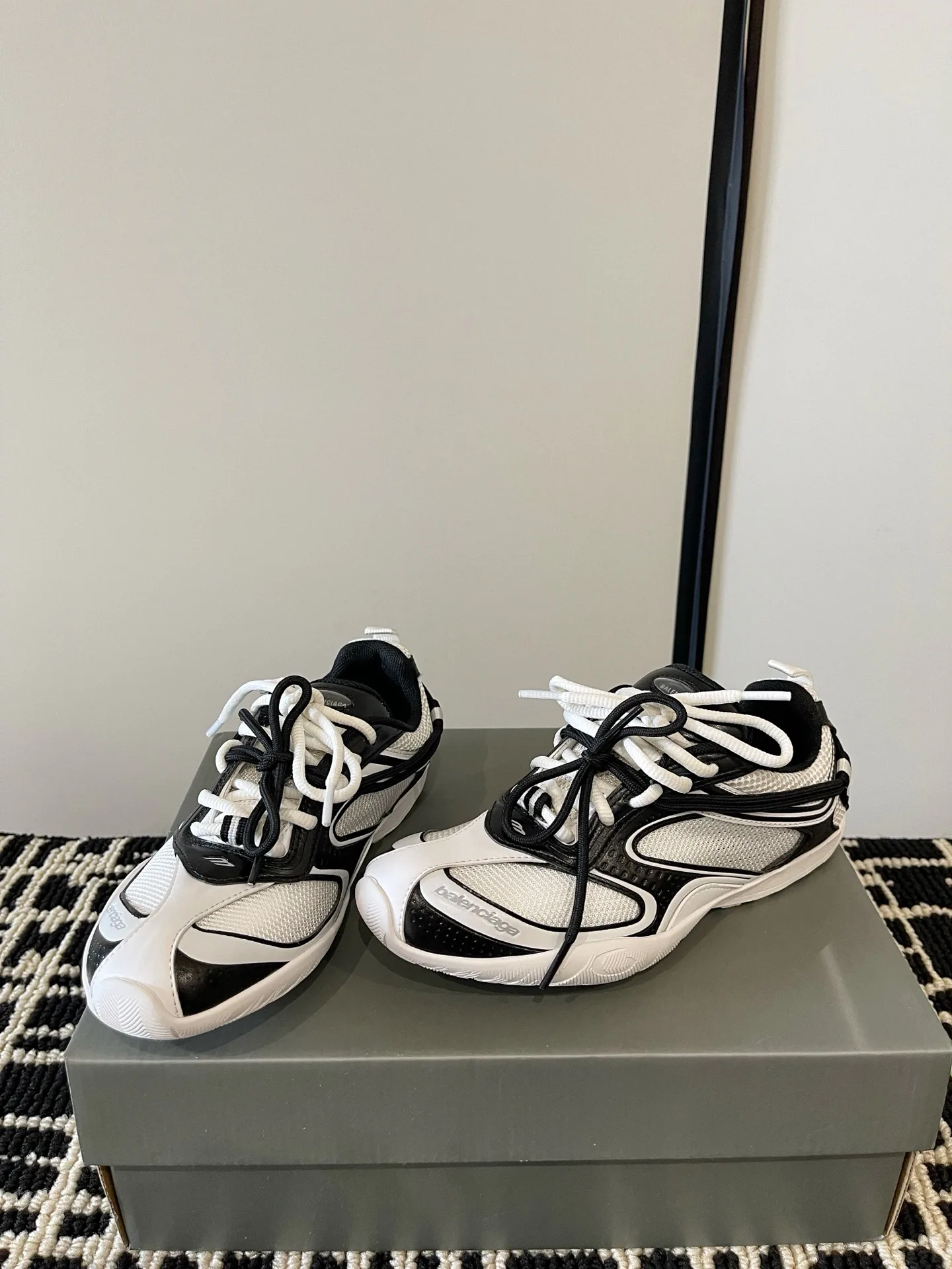 Кроссовки Женские Balenciaga 18386309