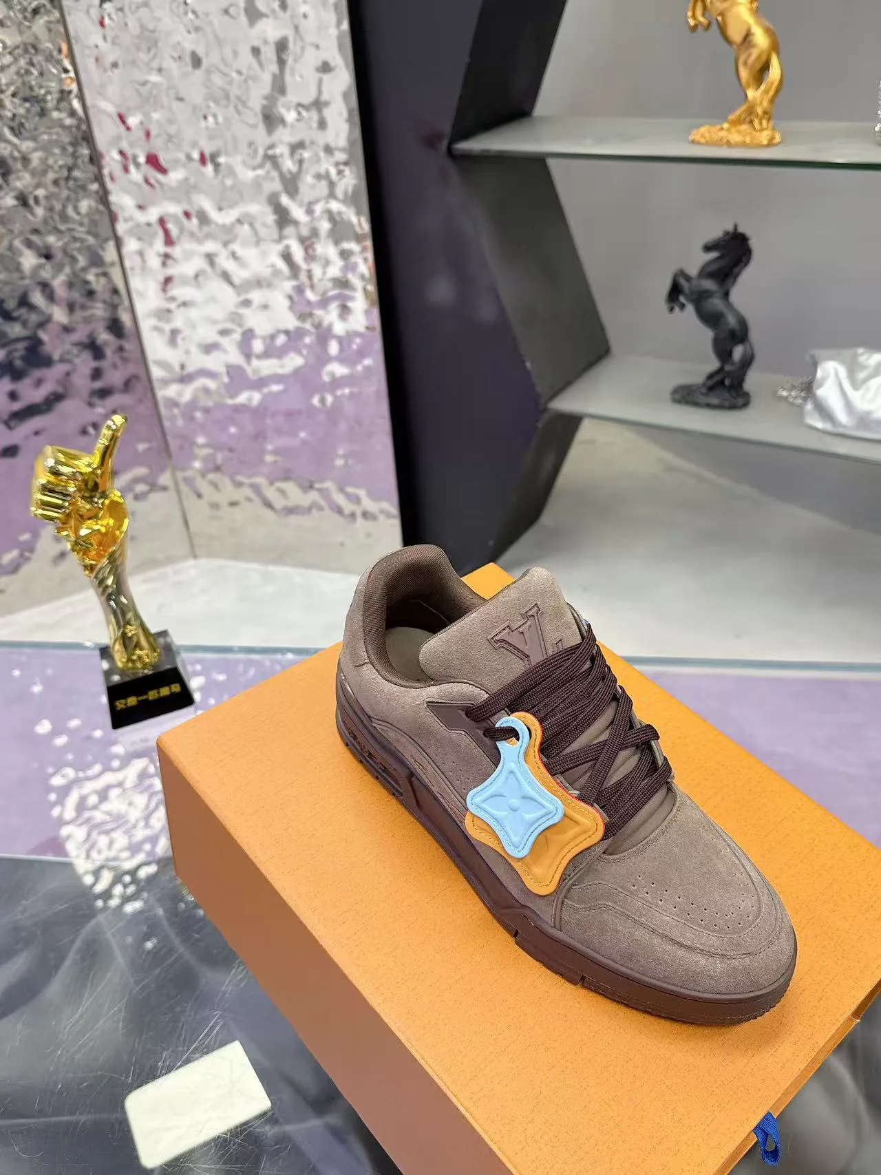 Кроссовки Женские Louis Vuitton 17530411