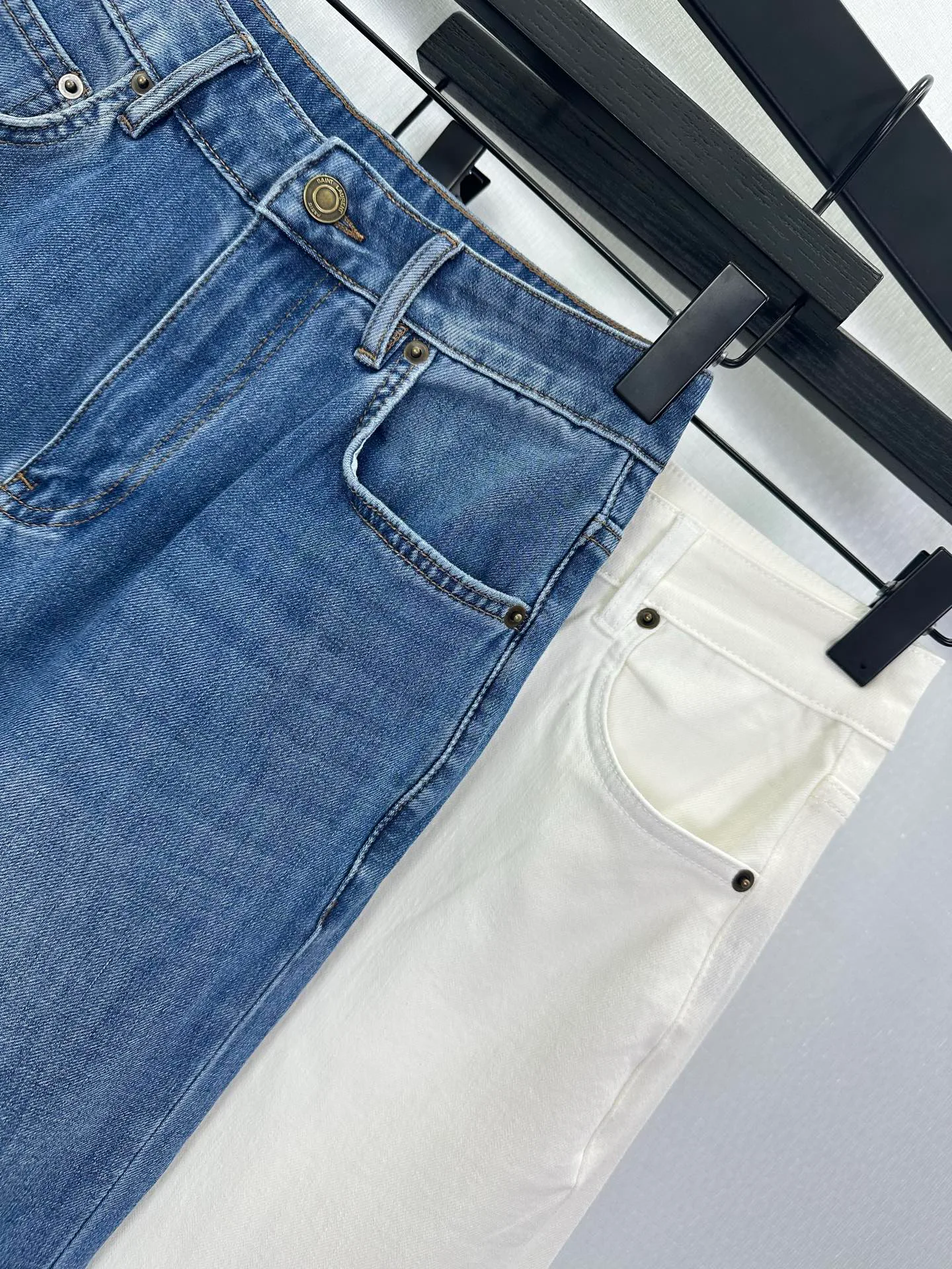 Джинсы Женские Saint Laurent 18903254