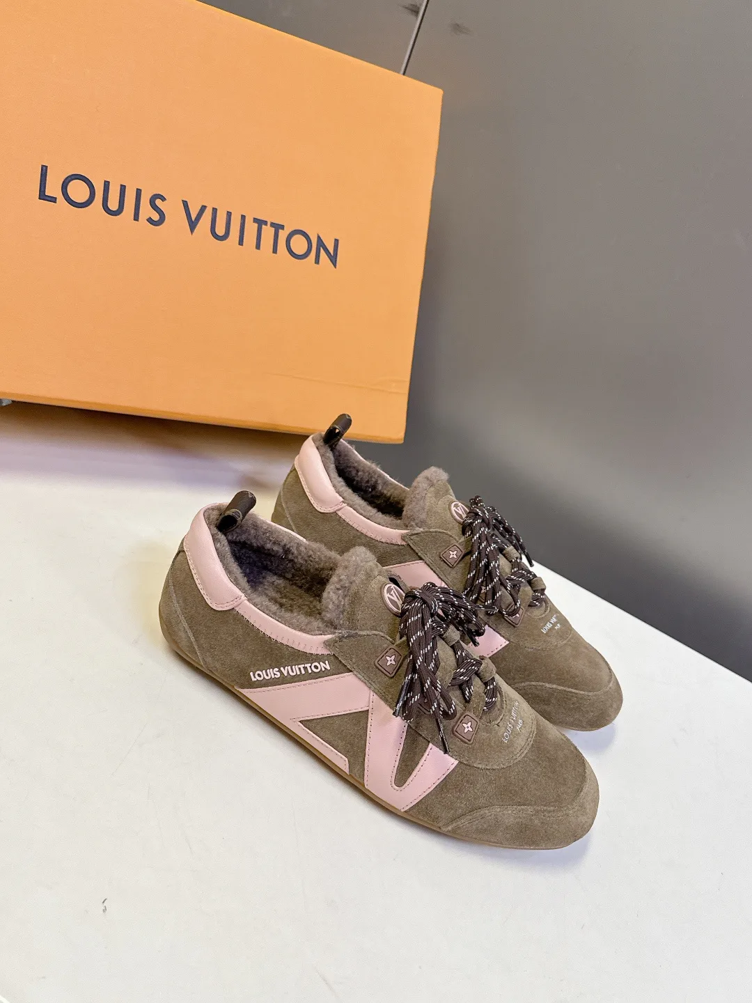 Кроссовки Женские Louis Vuitton 19499931