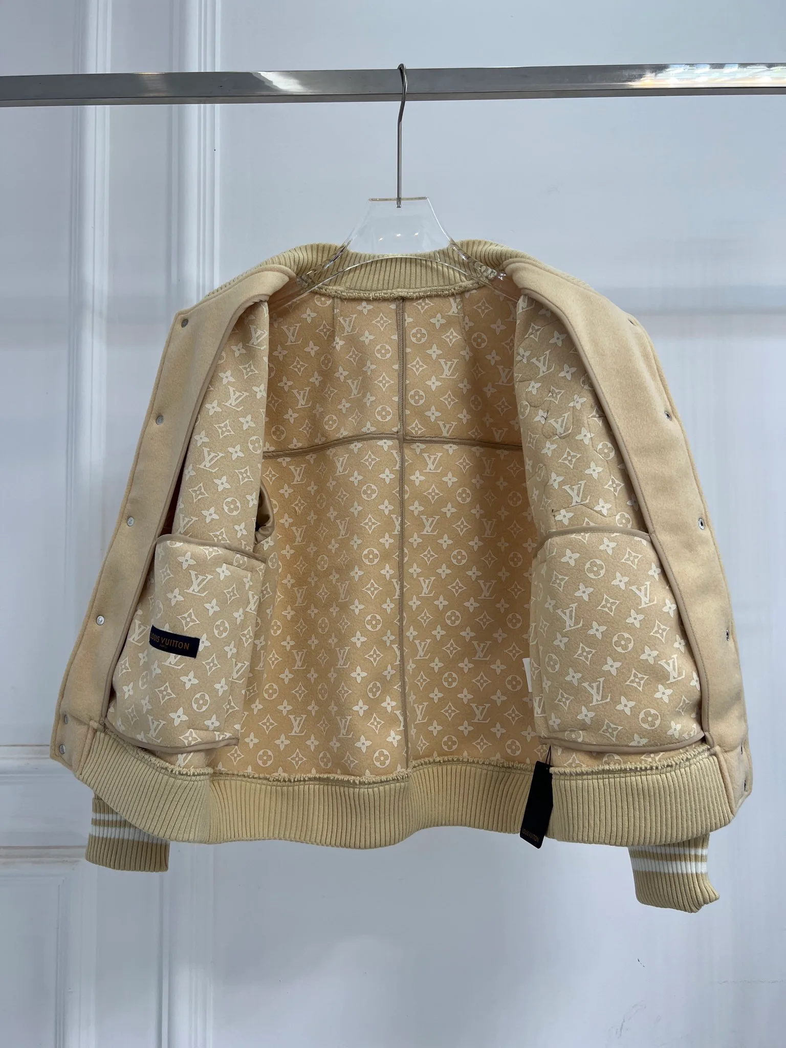 Куртки Женские Louis Vuitton Куртки Женские Louis Vuitton