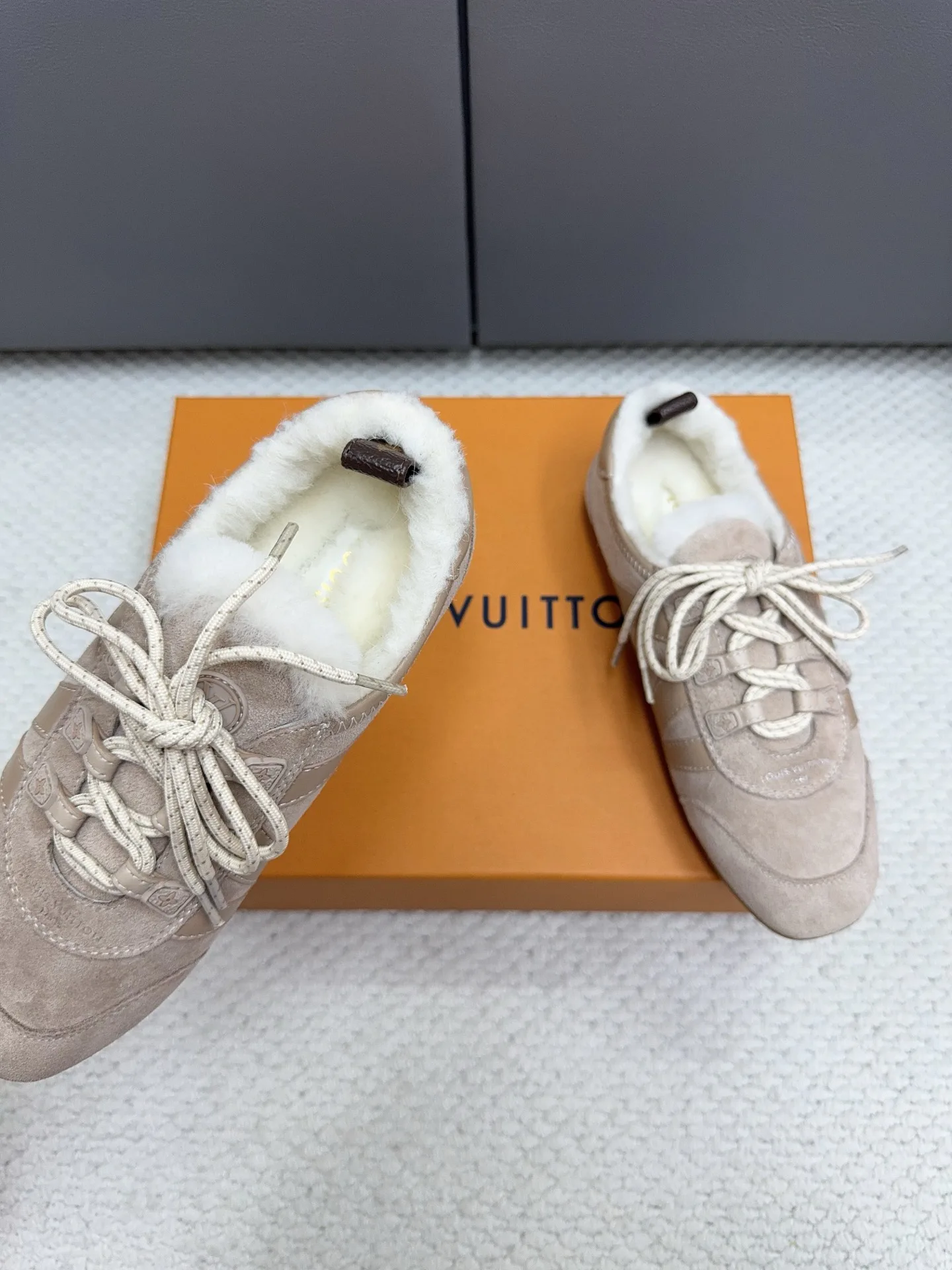 Кроссовки Женские Louis Vuitton 19413859