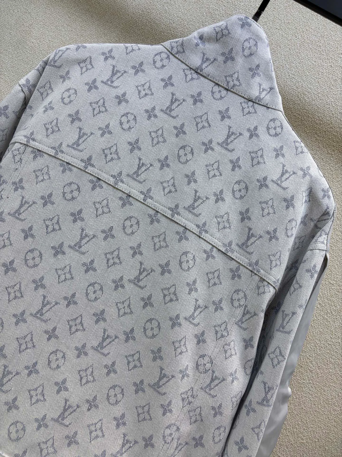 Куртки И Пуховики Женские Louis Vuitton 18408055