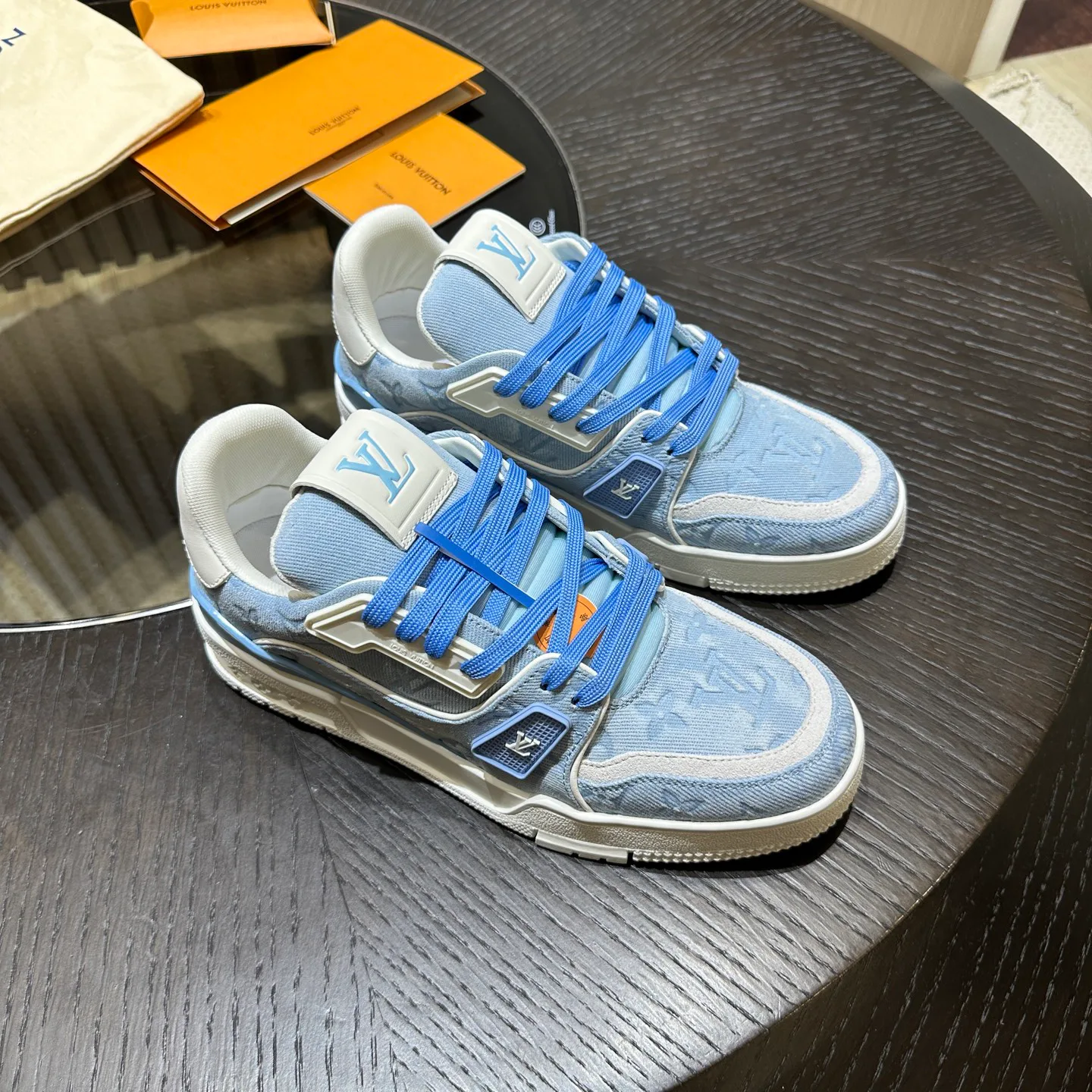 Кроссовки Женские Louis Vuitton 18192502