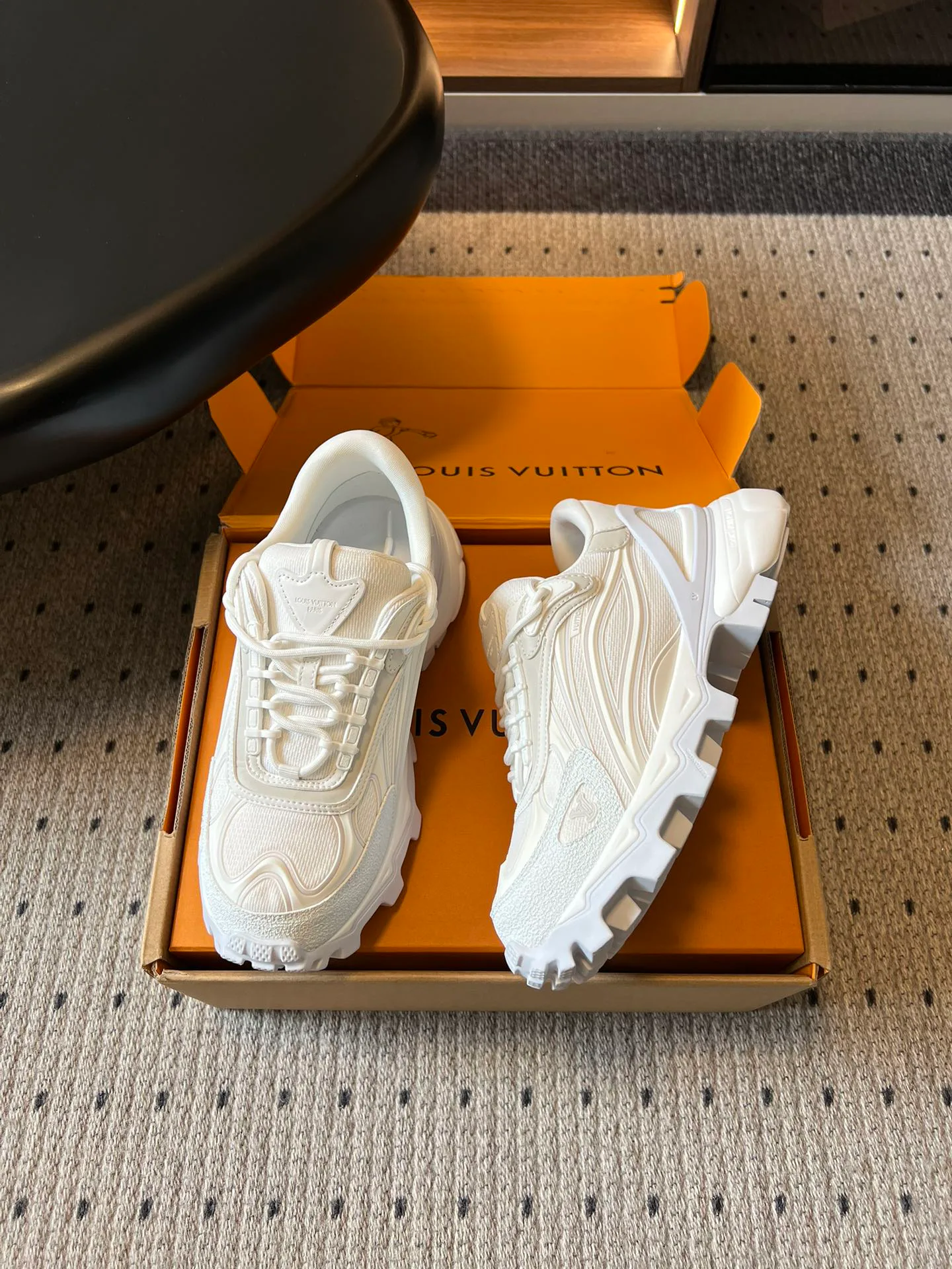 Кроссовки Женские Louis Vuitton 13368291