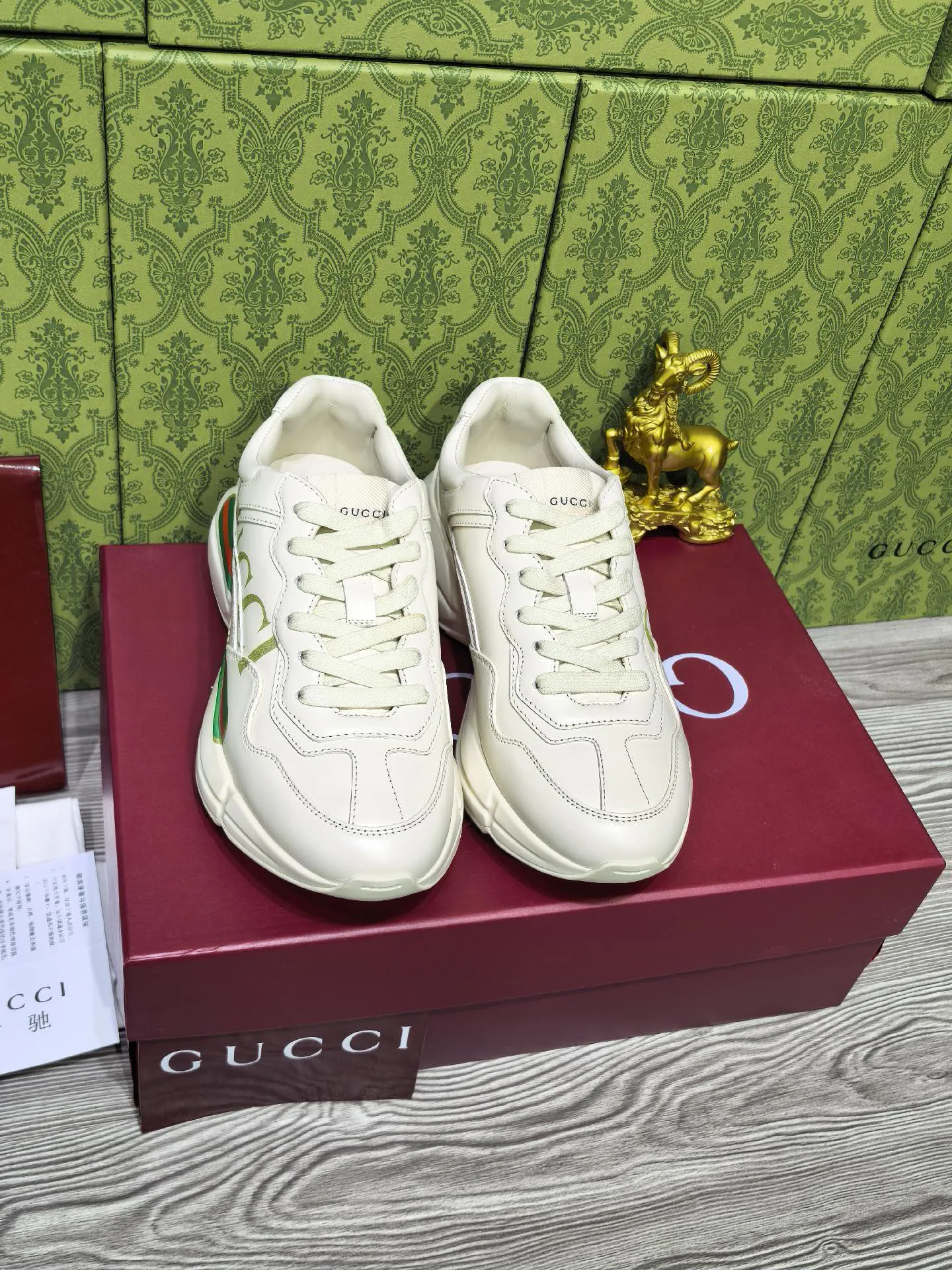Кроссовки Женские Gucci 18039943