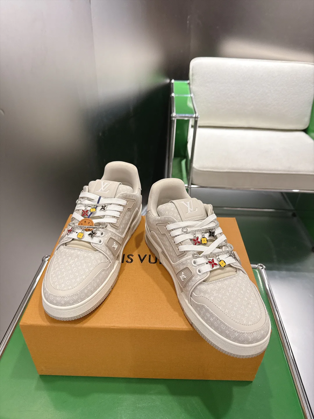 Кроссовки Женские Louis Vuitton 19460570
