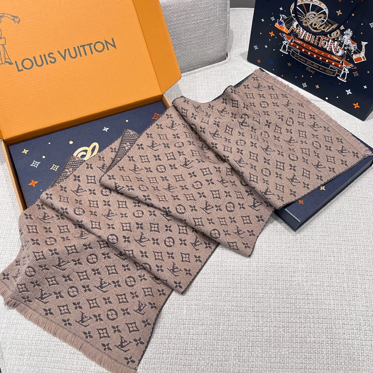 Шарфы Louis Vuitton 17945577