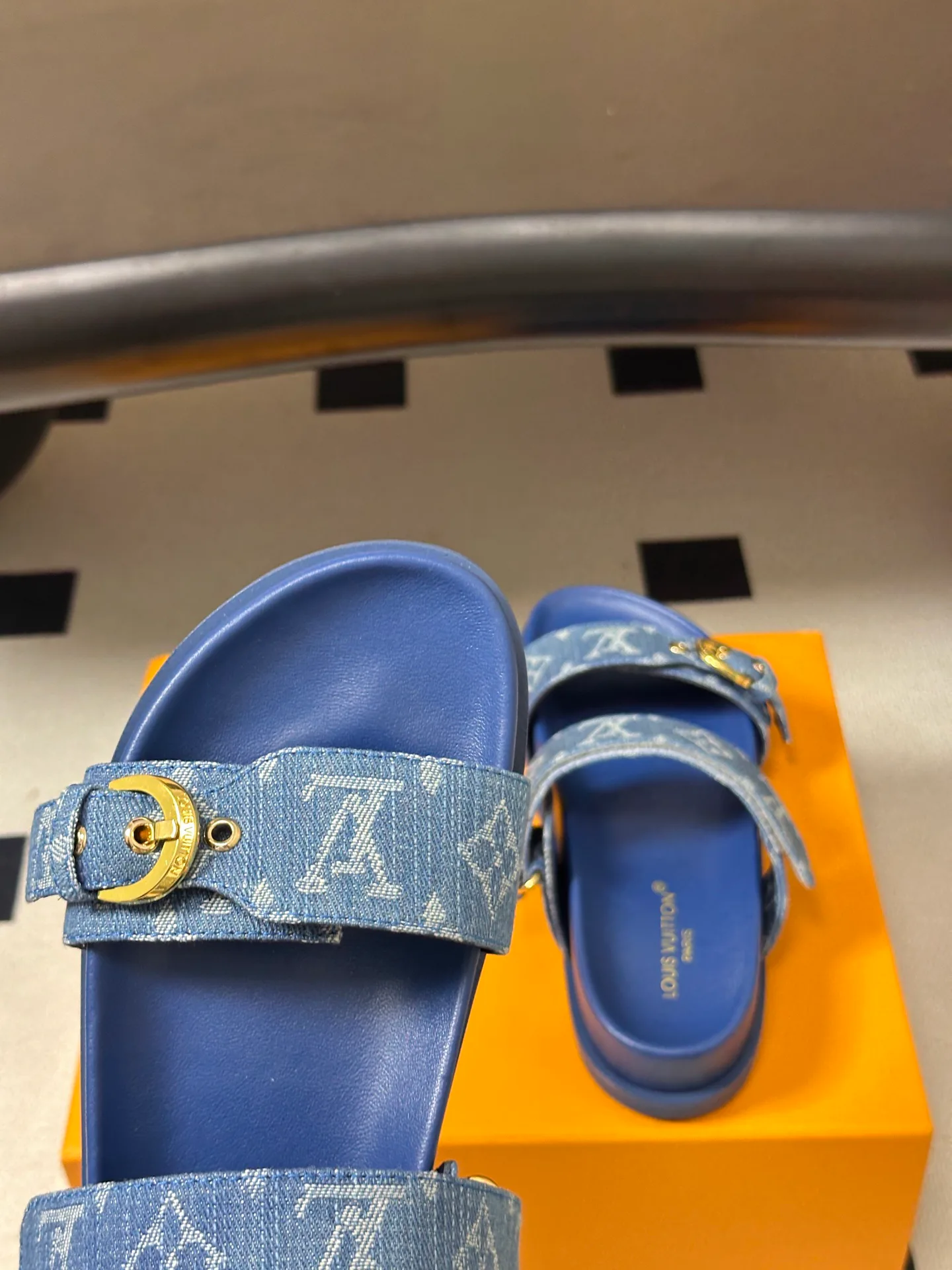 Шлепанцы Женские Louis Vuitton 18049597