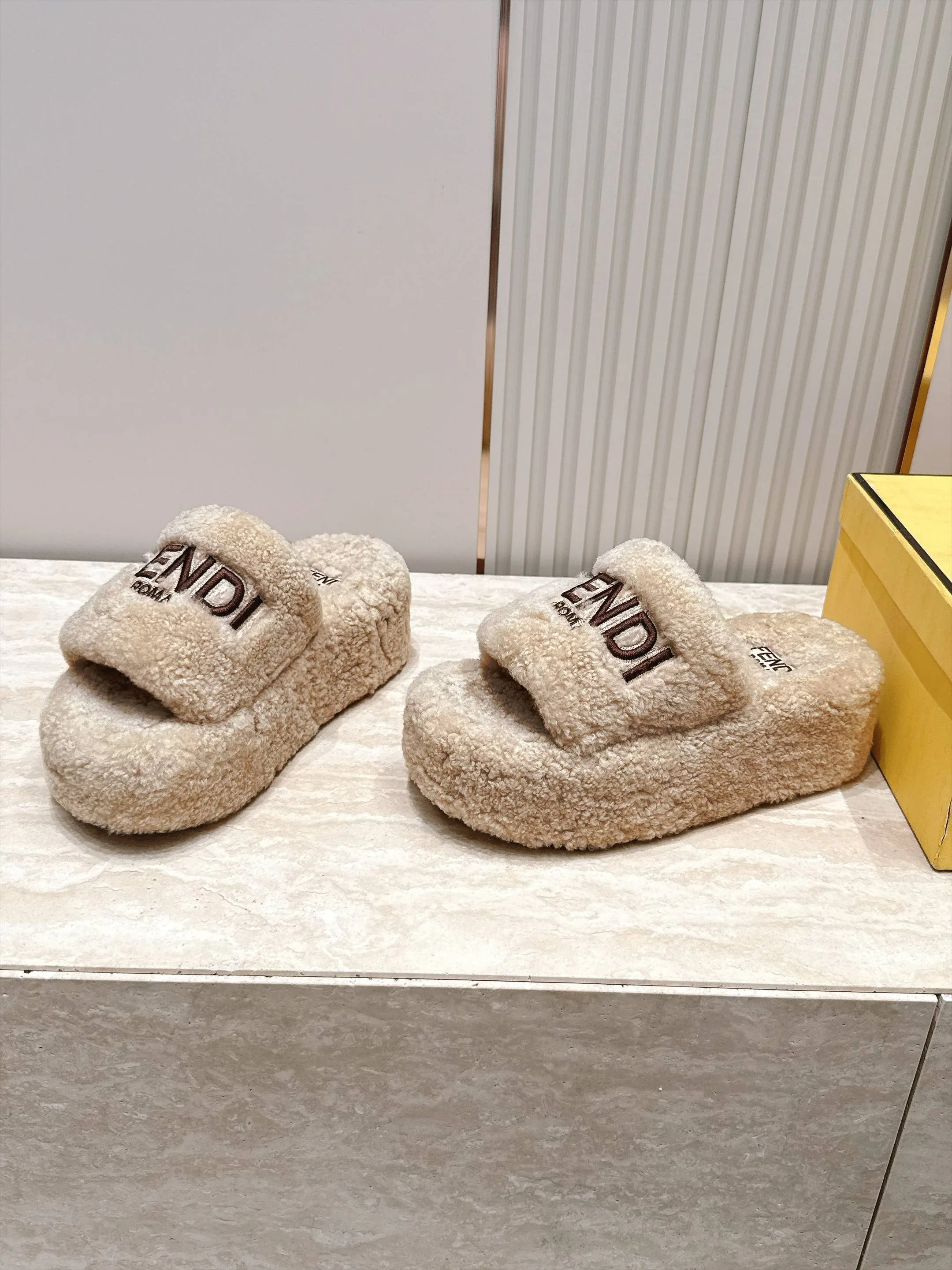 Тапочки Женские Fendi 18737610