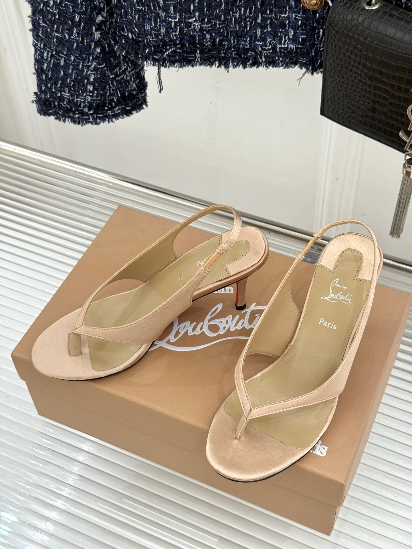 Босоножки Женские Christian Louboutin 18549071