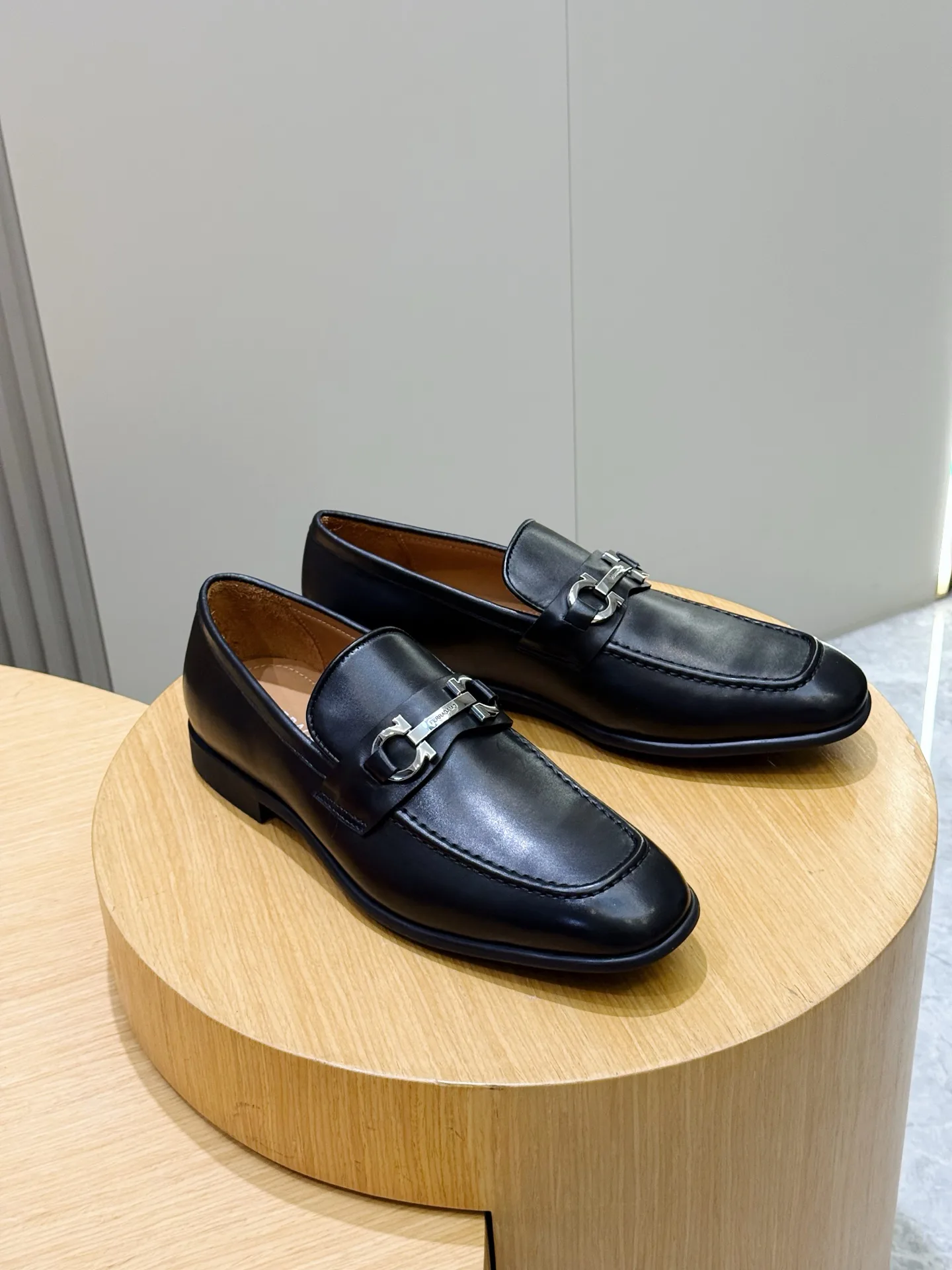Лоферы И Туфли Мужские Salvatore Ferragamo 18101482