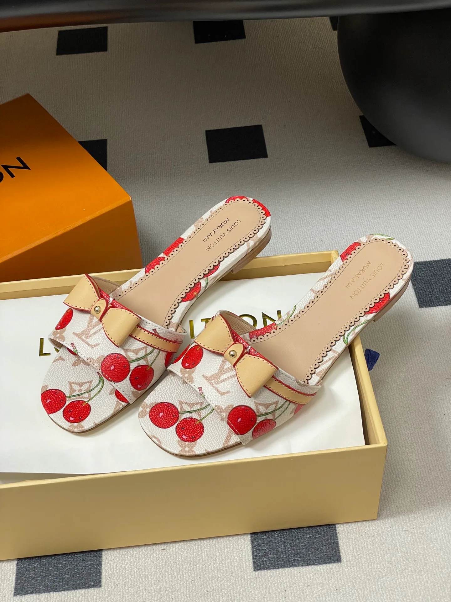 Шлепанцы Женские Louis Vuitton 3361686