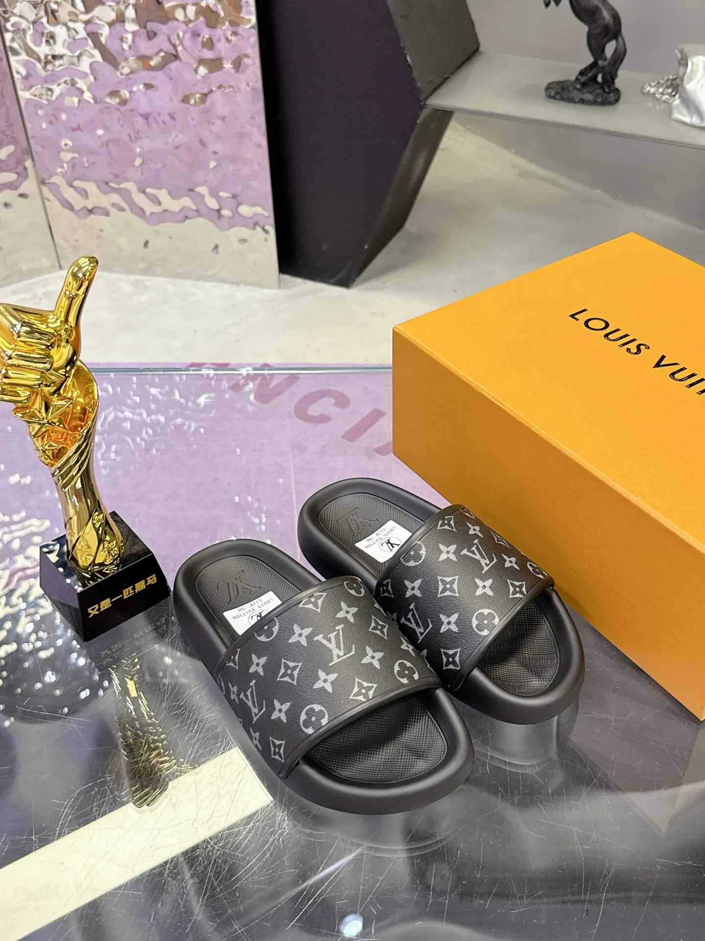 Шлепанцы Женские Louis Vuitton 11674102