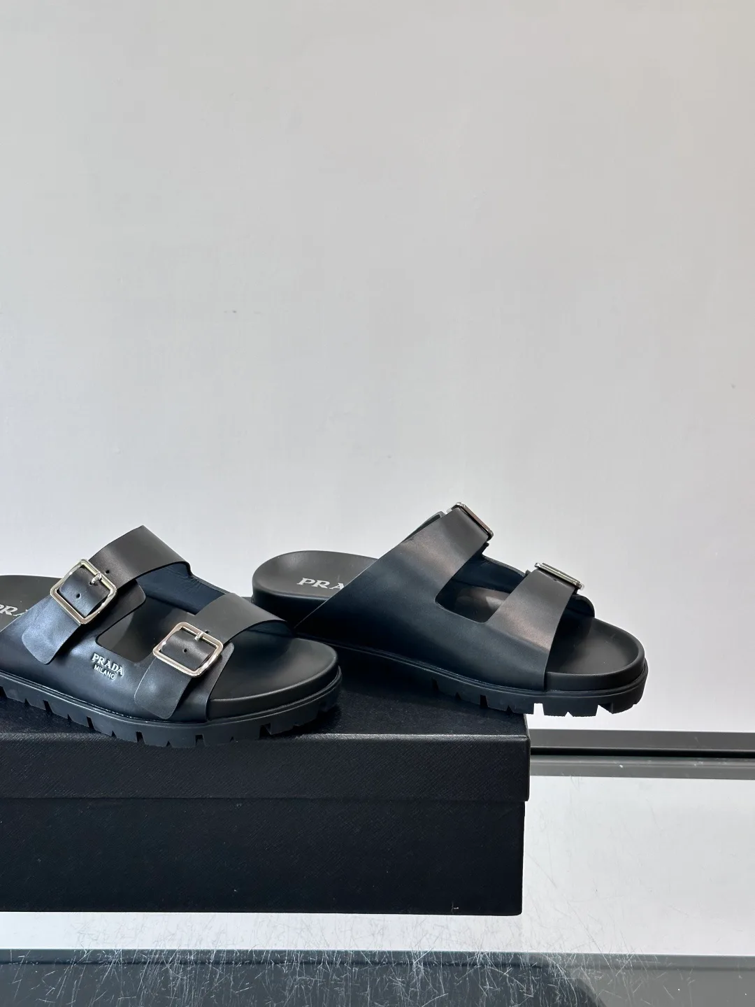 Шлепанцы Женские Prada 17689200