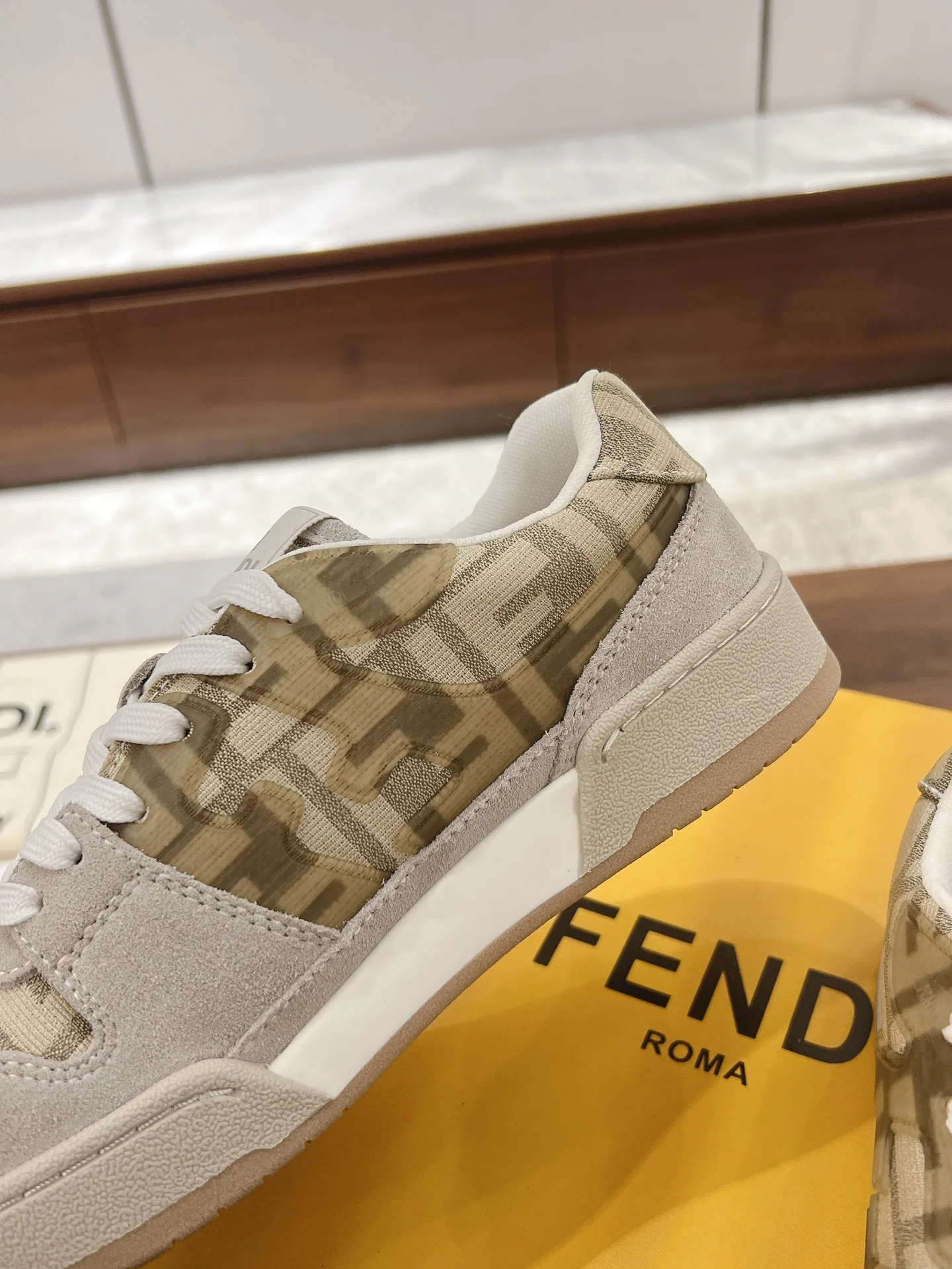 Кроссовки Женские Fendi 18219610