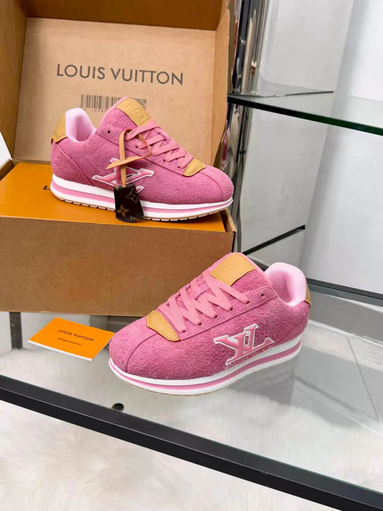 Кроссовки Женские Louis Vuitton 18417397