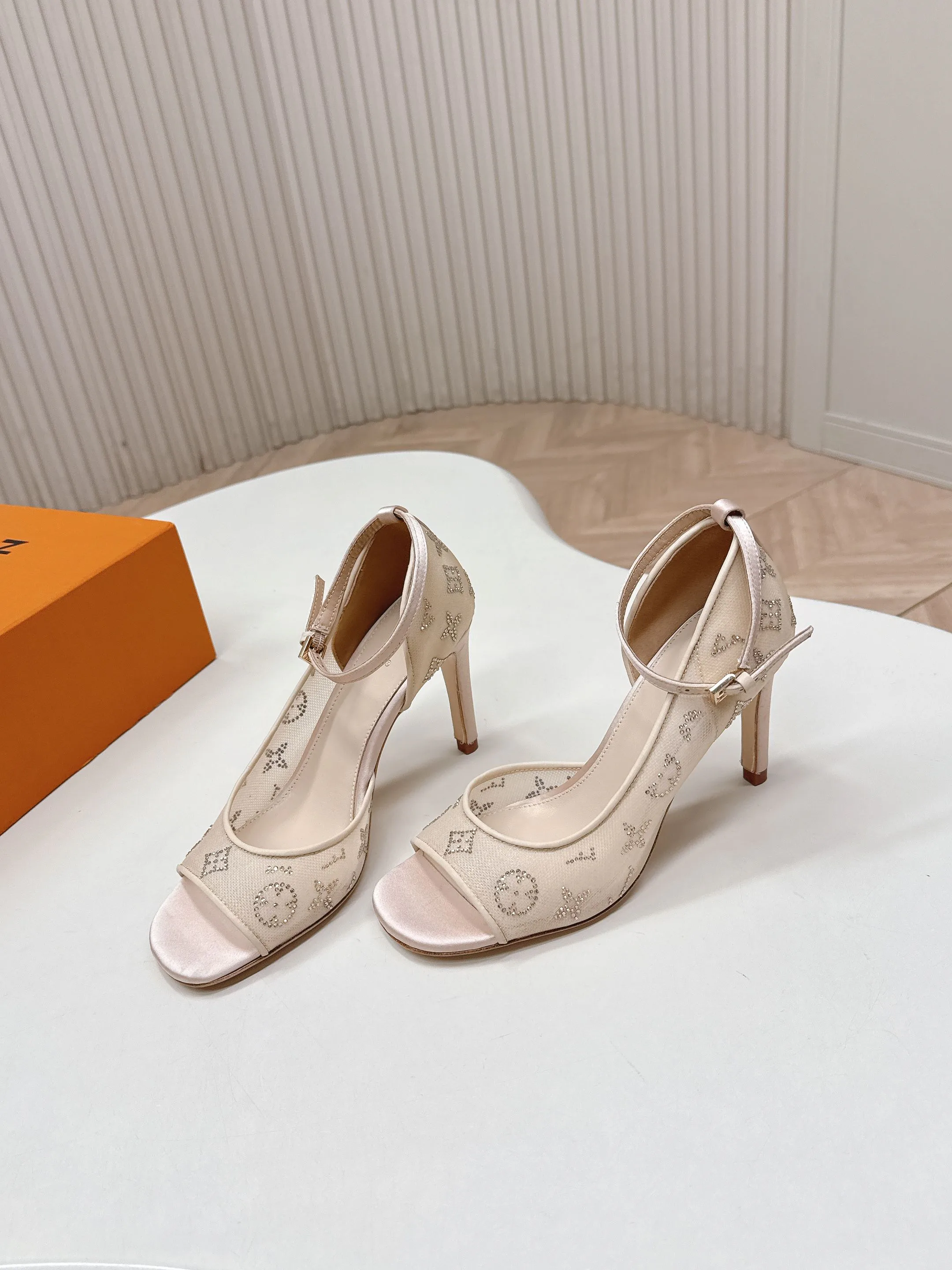 Босоножки Женские Louis Vuitton 11545450